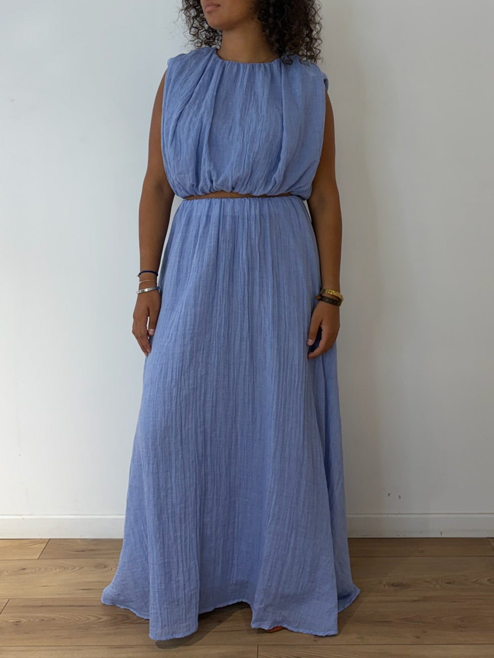 Ensemble blouse à épaulettes et jupe longue bleu