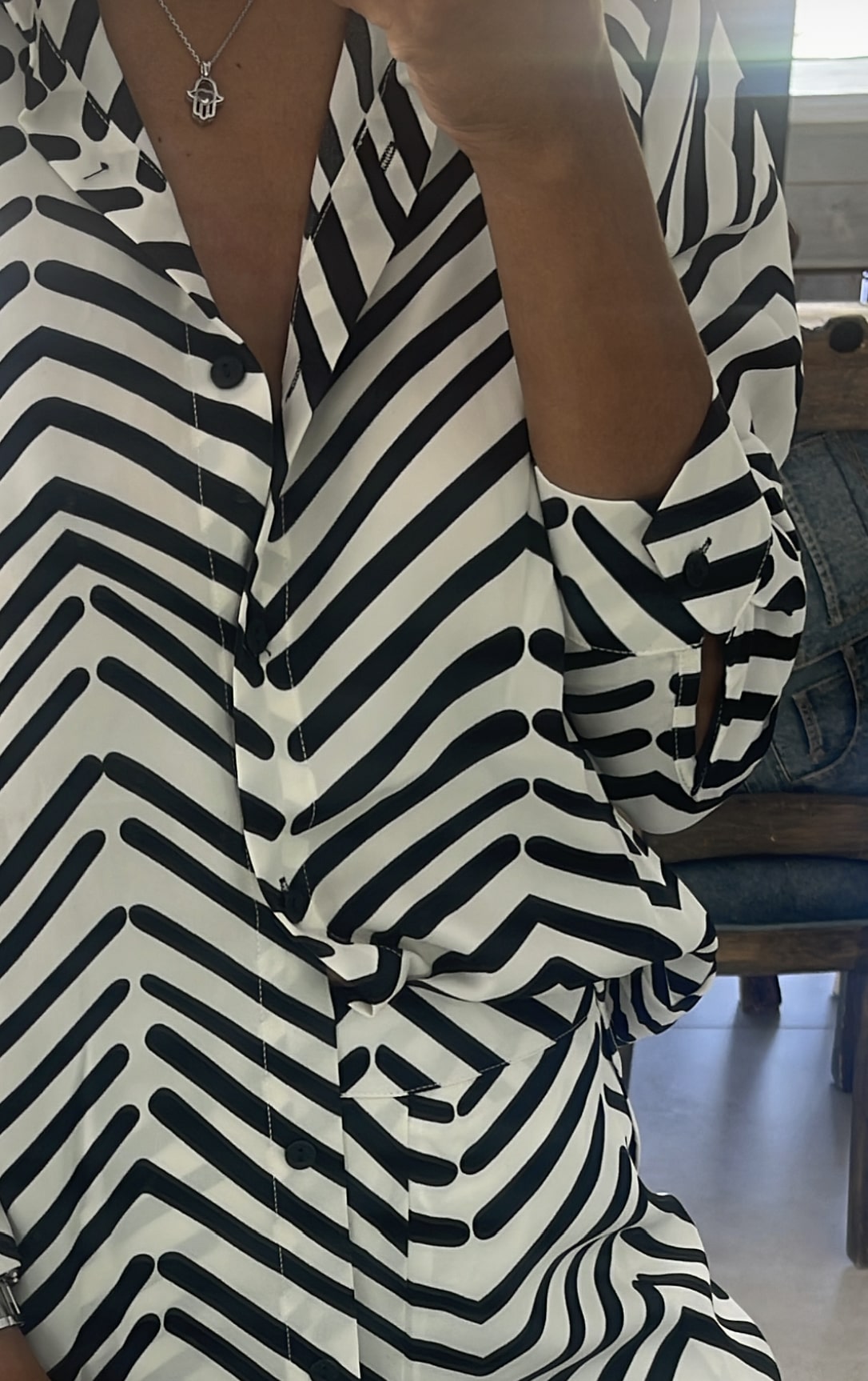 Gros plan sur la chemise de l'Ensemble Linda zébré avec tissu satiné et détails soignés
