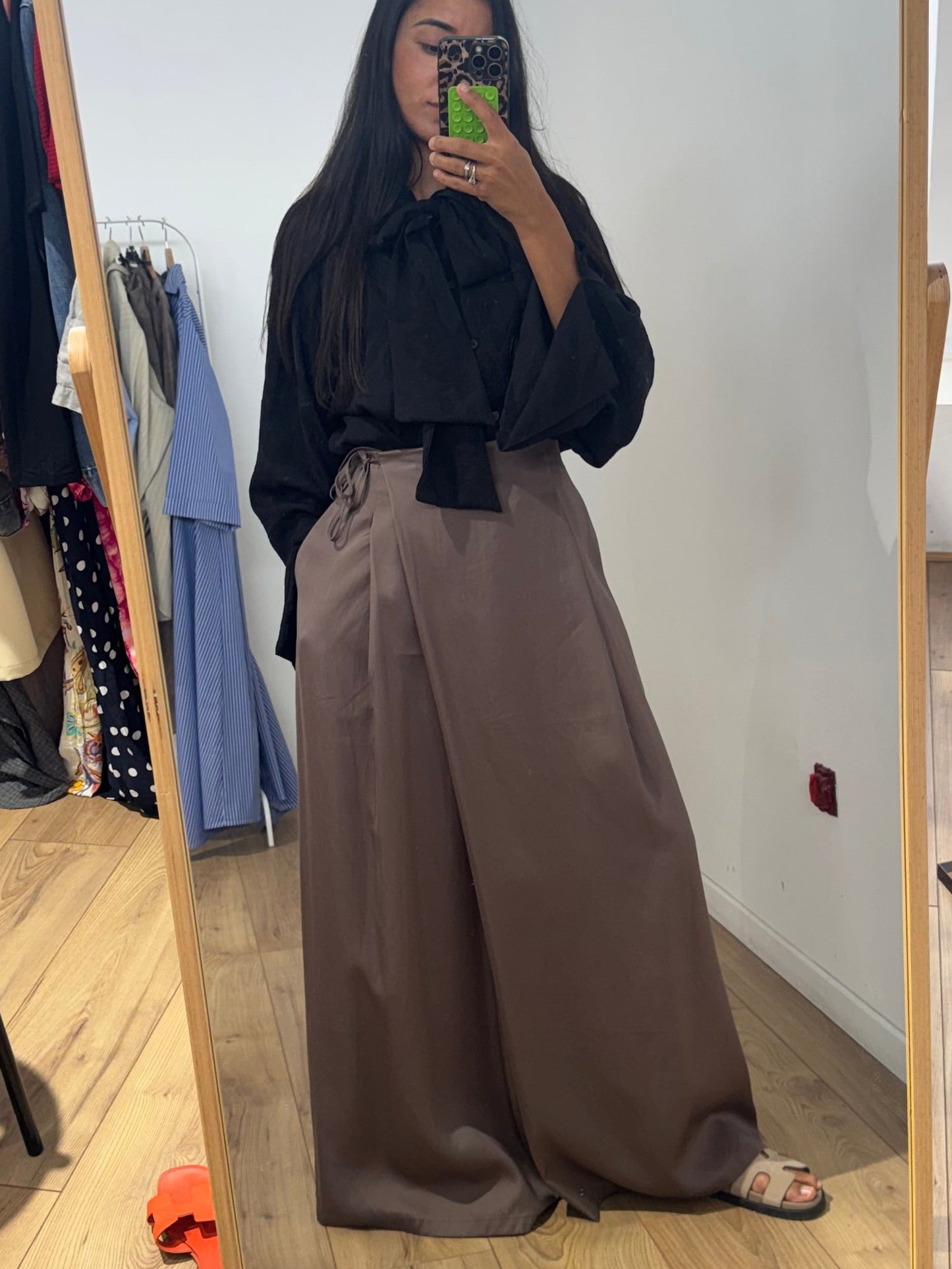 Blouse jacquard à nouer – Noir / taupe
