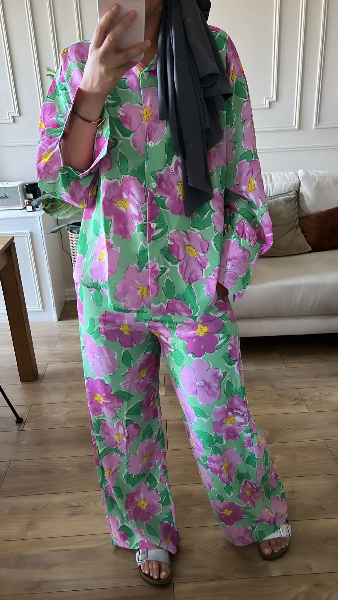 Ensemble floral Linda complet avec écharpe noire pour un style chic