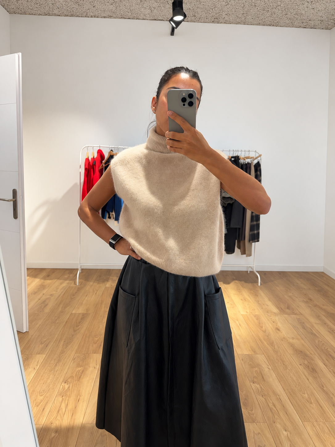 Pull sans manches col roulé en alpaga et laine – vue 8