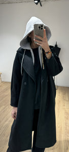 Manteau à capuche noir pour un style urbain et moderne, idéal pour l'hiver 2024.