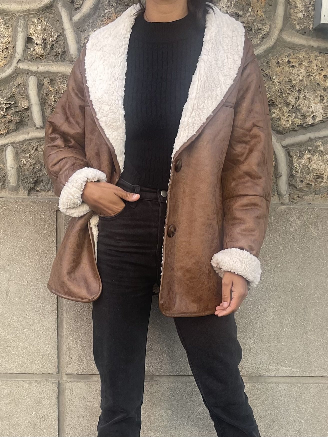 Manteau fauve en suédine avec sherpa capturé dans un cadre urbain extérieur