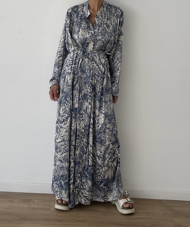 Robe longue à motif tropical bleu sur fond blanc, style décontracté chic pour femme