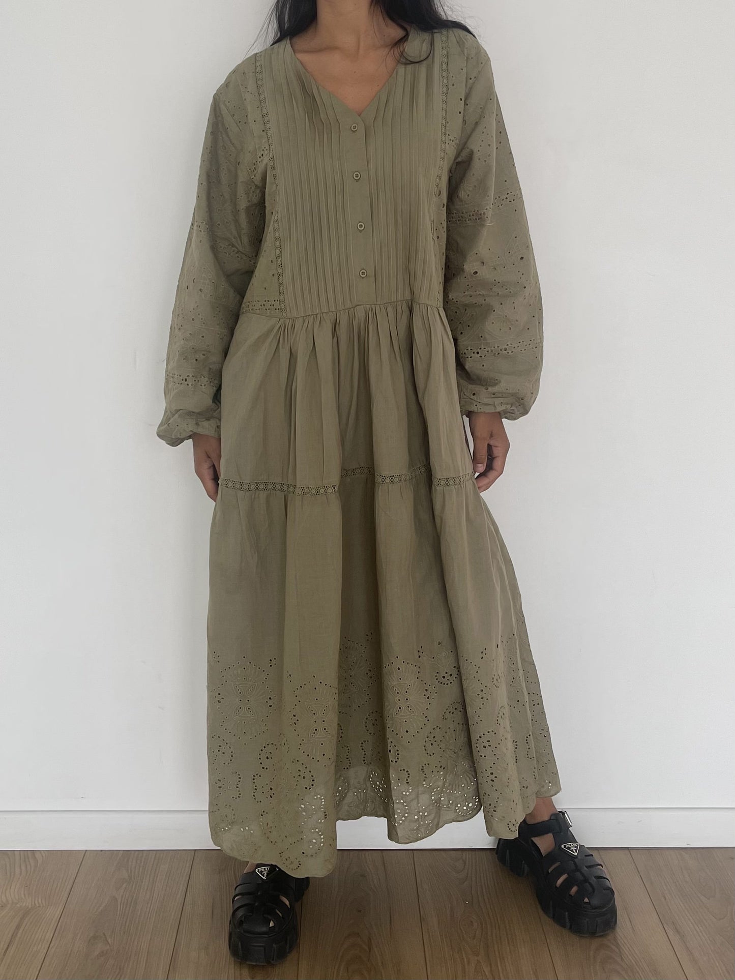 Robe midi kaki en coton à manches larges et broderie avec fermeture style chemisier