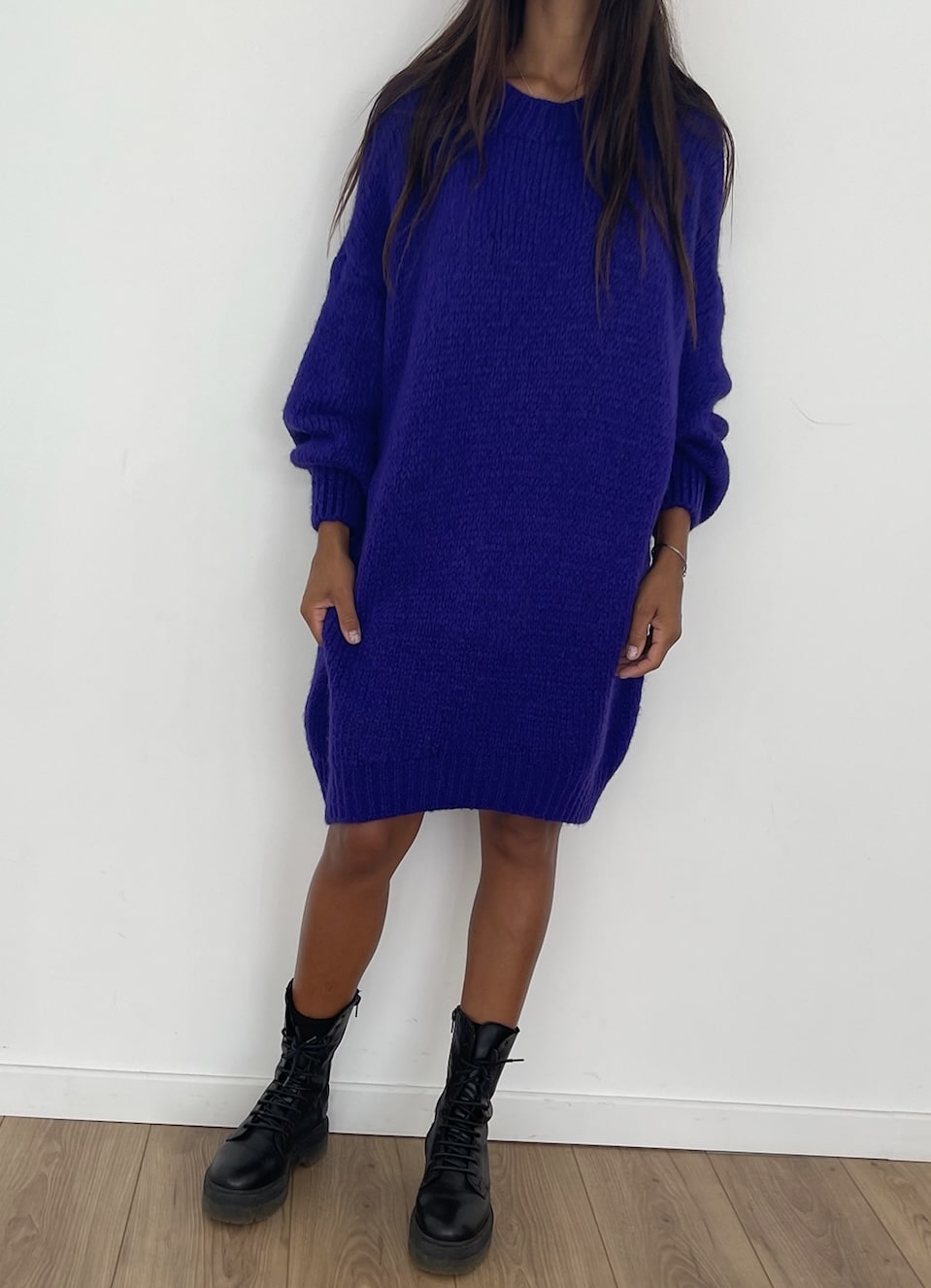 Robe-pull en tricot violet vif, style décontracté et audacieux.