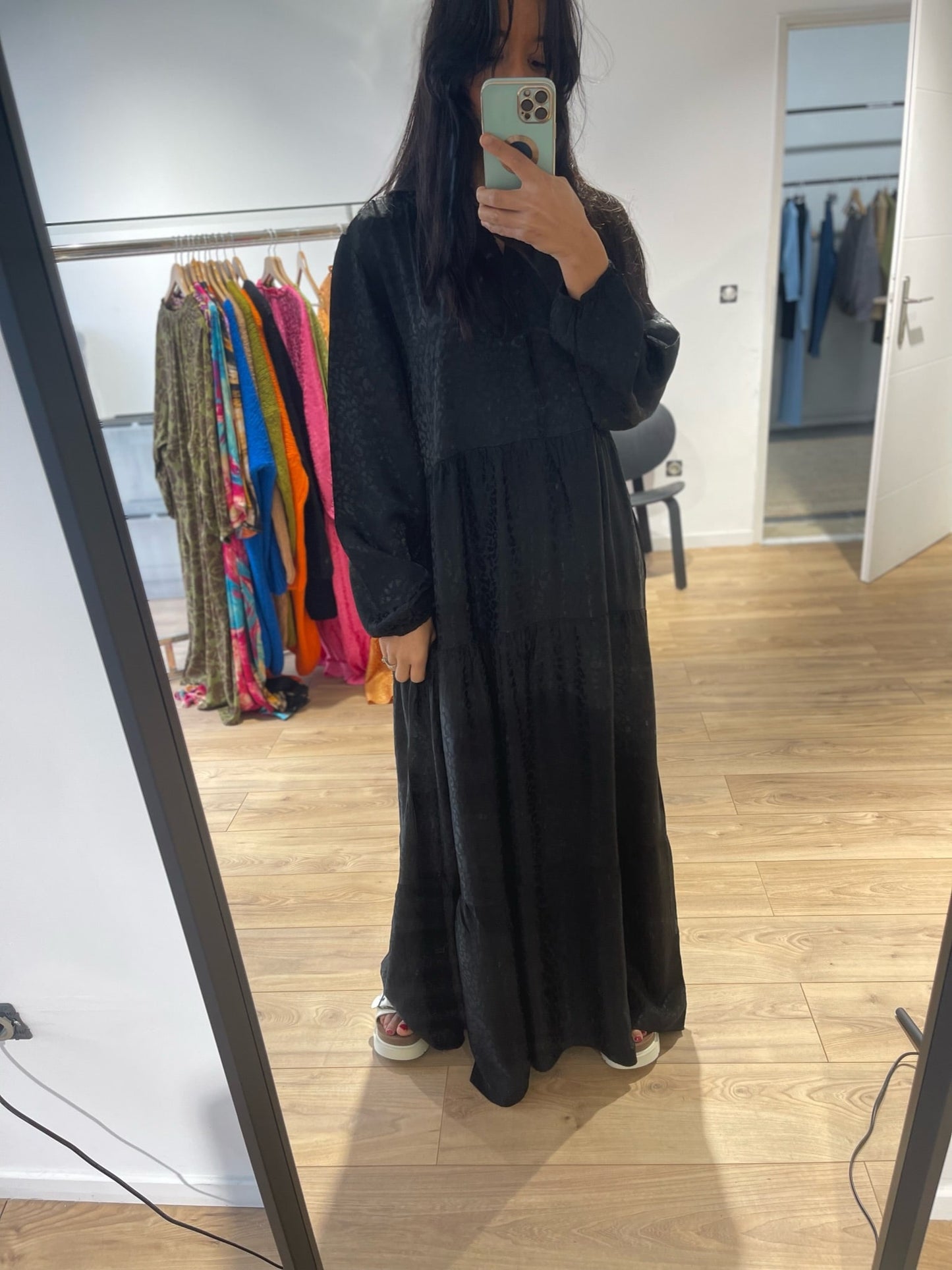 Selfie avec robe longue bohème en dentelle noire, parfait pour une soirée élégante