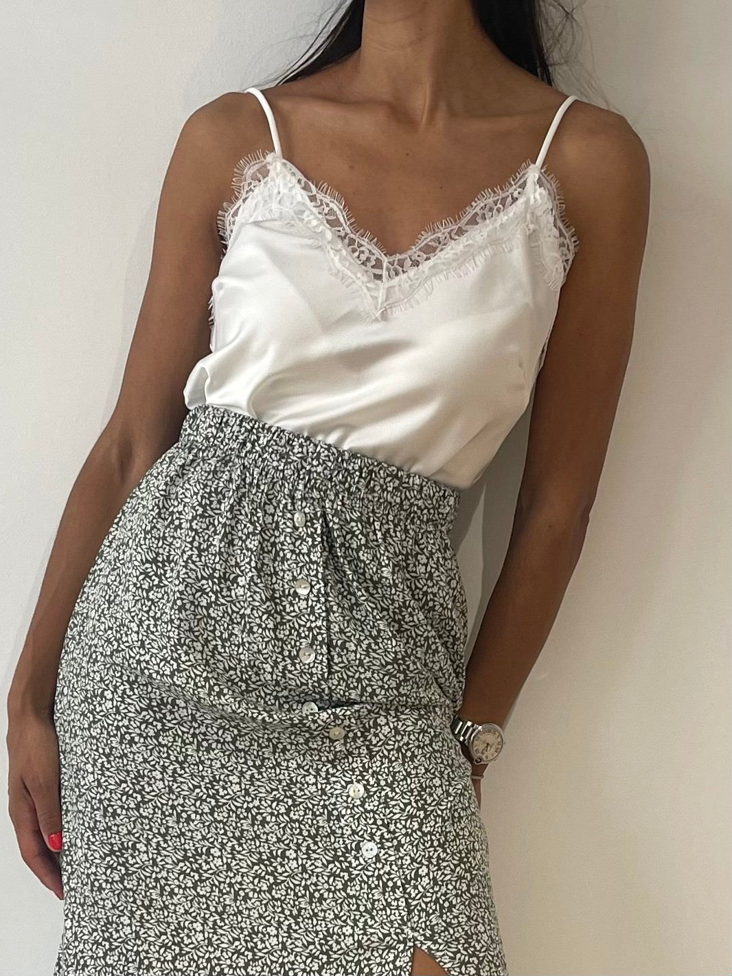 Top caraco blanc satiné avec dentelle sophistiquée pour élégance quotidienne