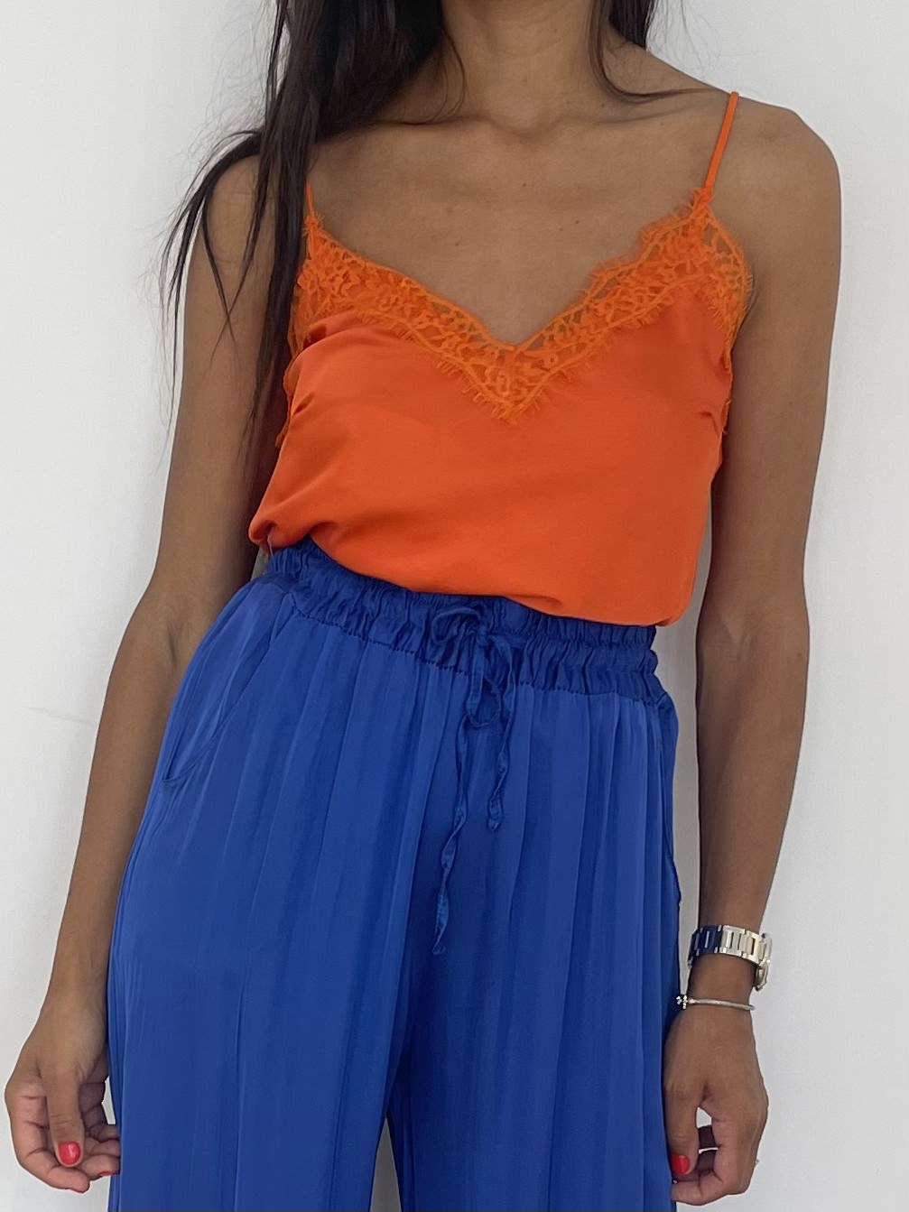 Top caraco orange satiné vibrant avec dentelle délicate