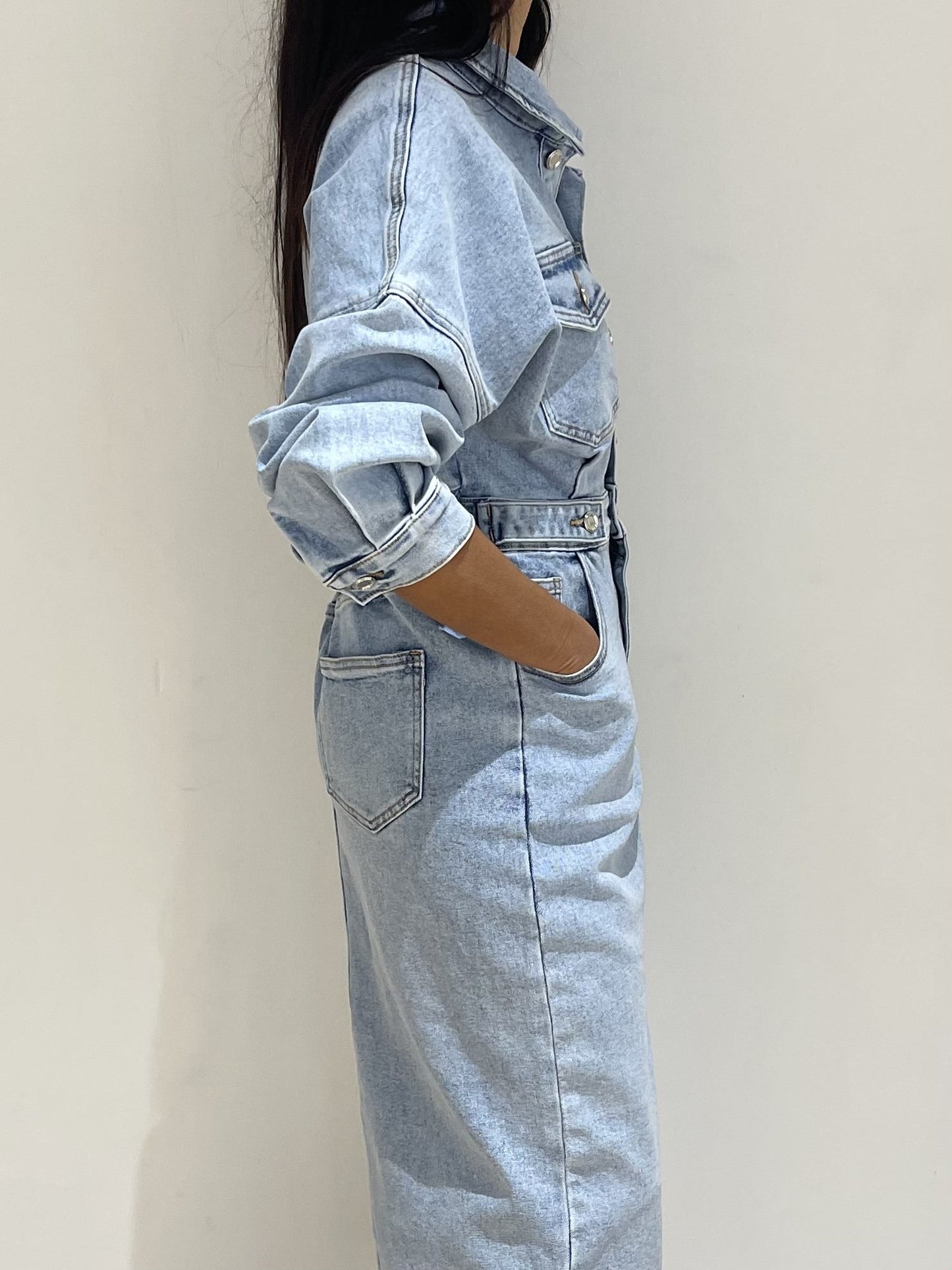 Robe en jean à manches longues et poches latérales pour un look quotidien
