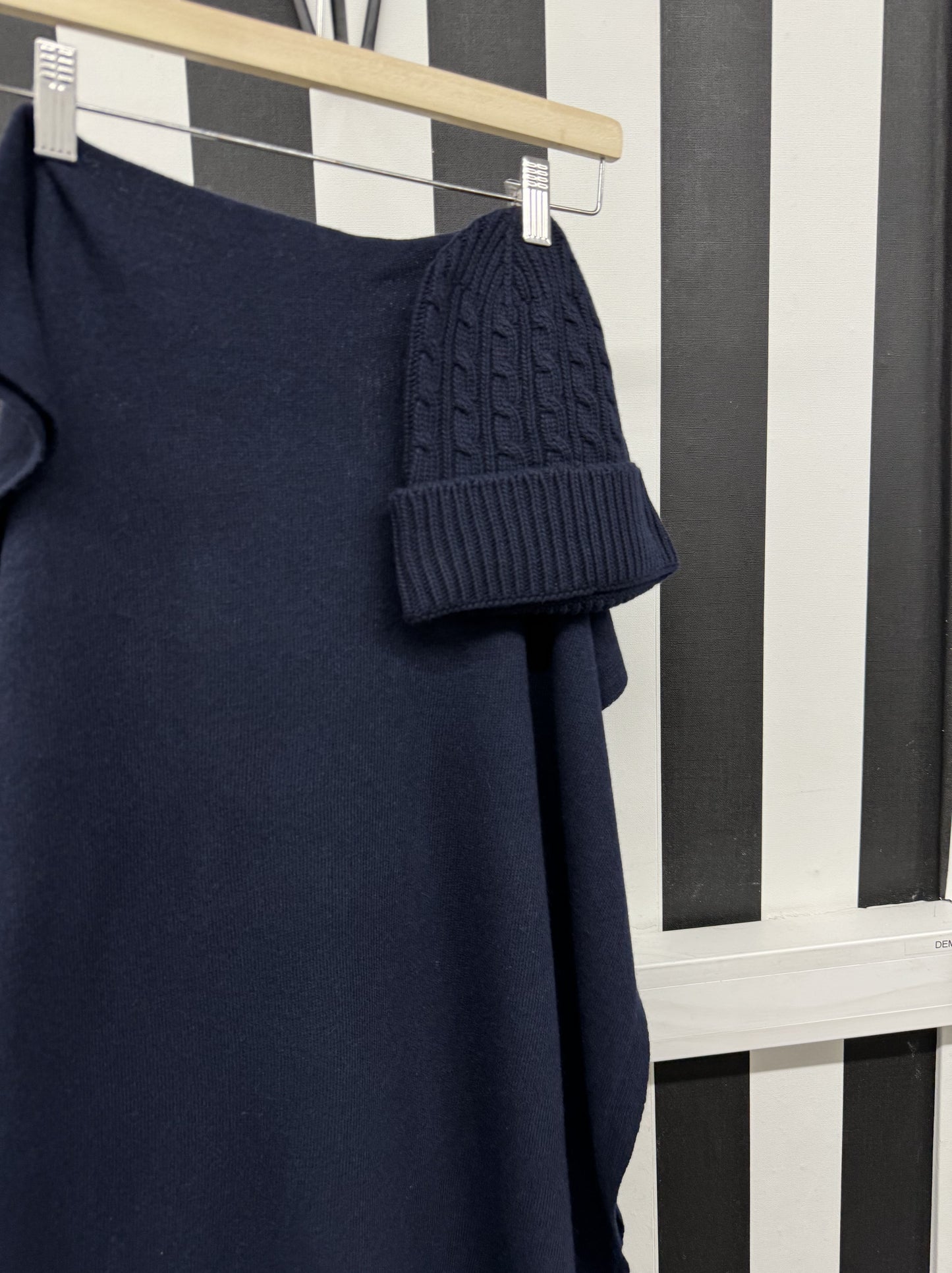 Bonnet en cachemire bleu marine posé élégamment