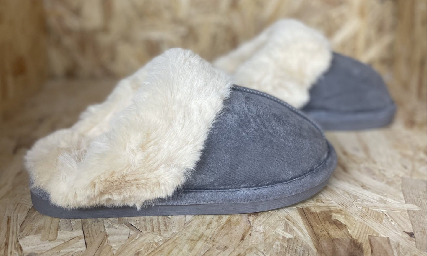 Chaussons en fourrure grise