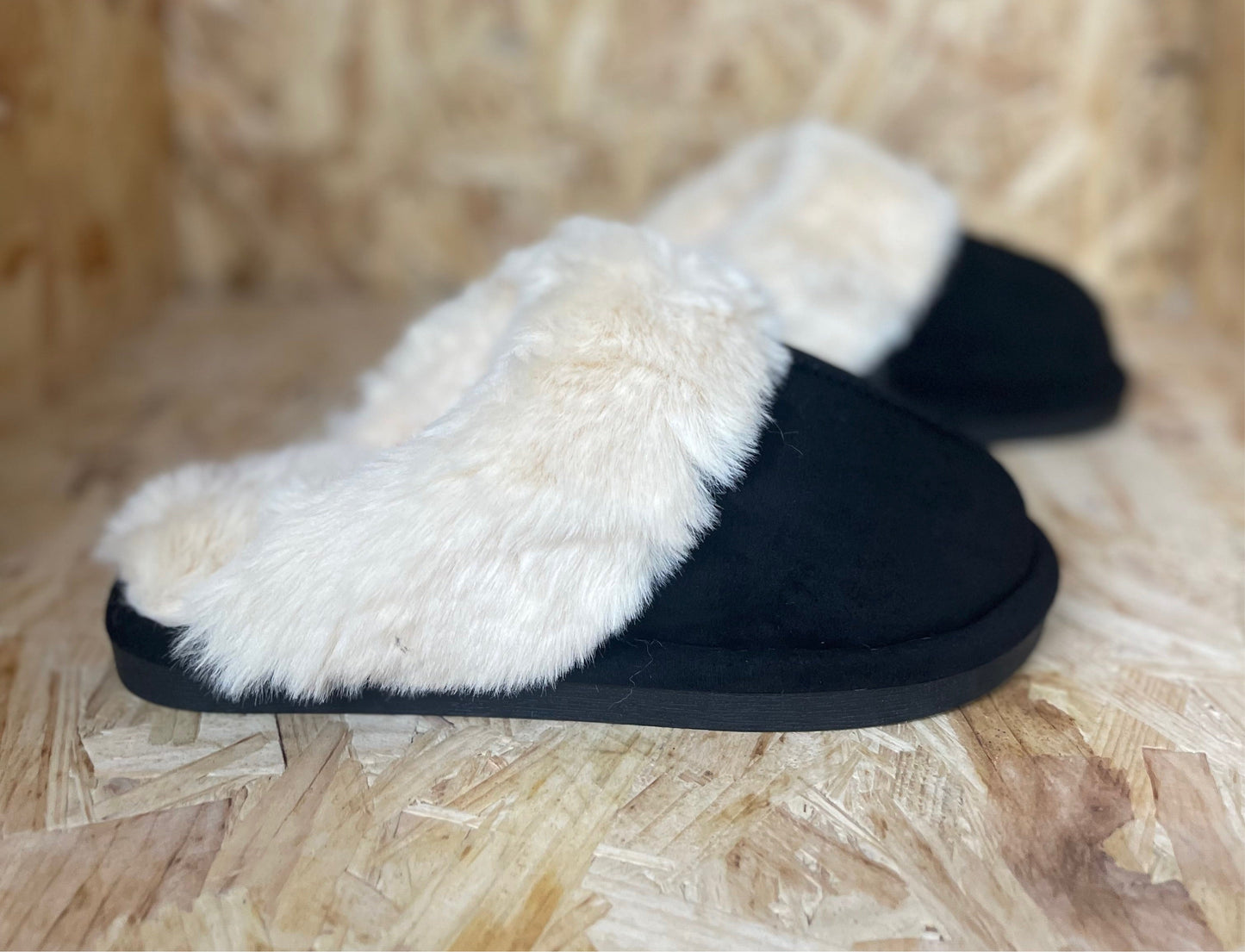 Chaussons en fourrure noire