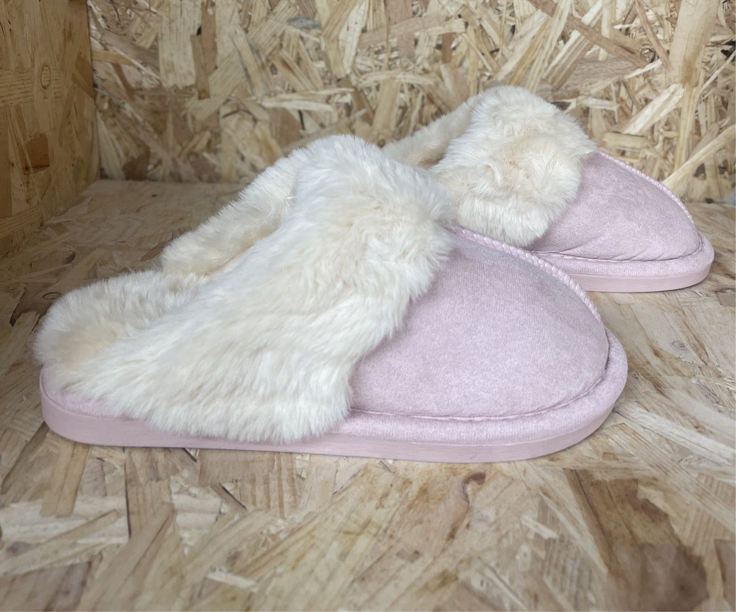 Chaussons en fourrure rose