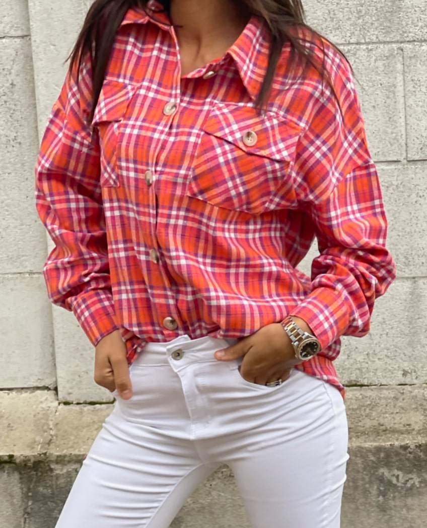 Détail d'une chemise à carreaux orange portée par une femme