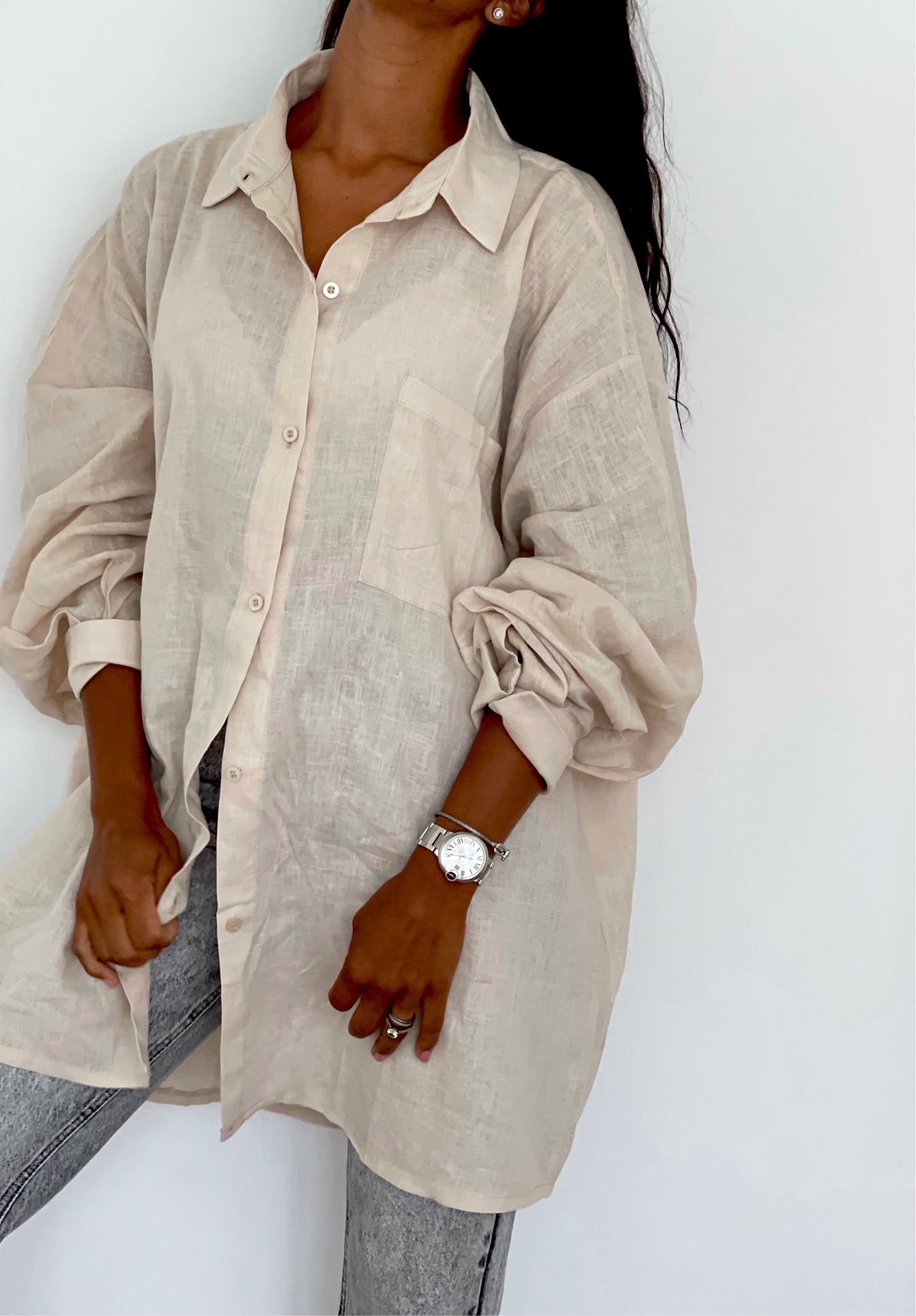 Femme portant chemise oversize lin beige