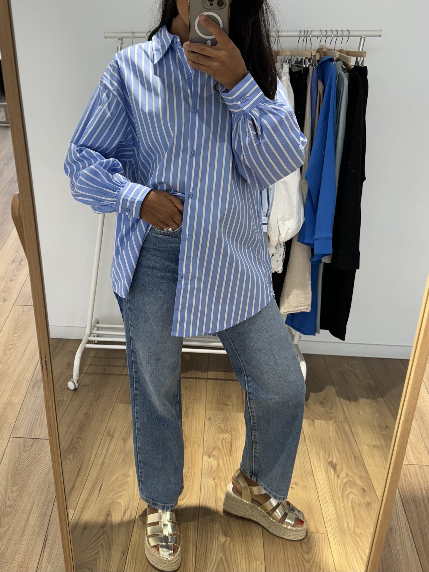 Look complet avec chemise rayée bleu pour femme et jean, vue dans le miroir.