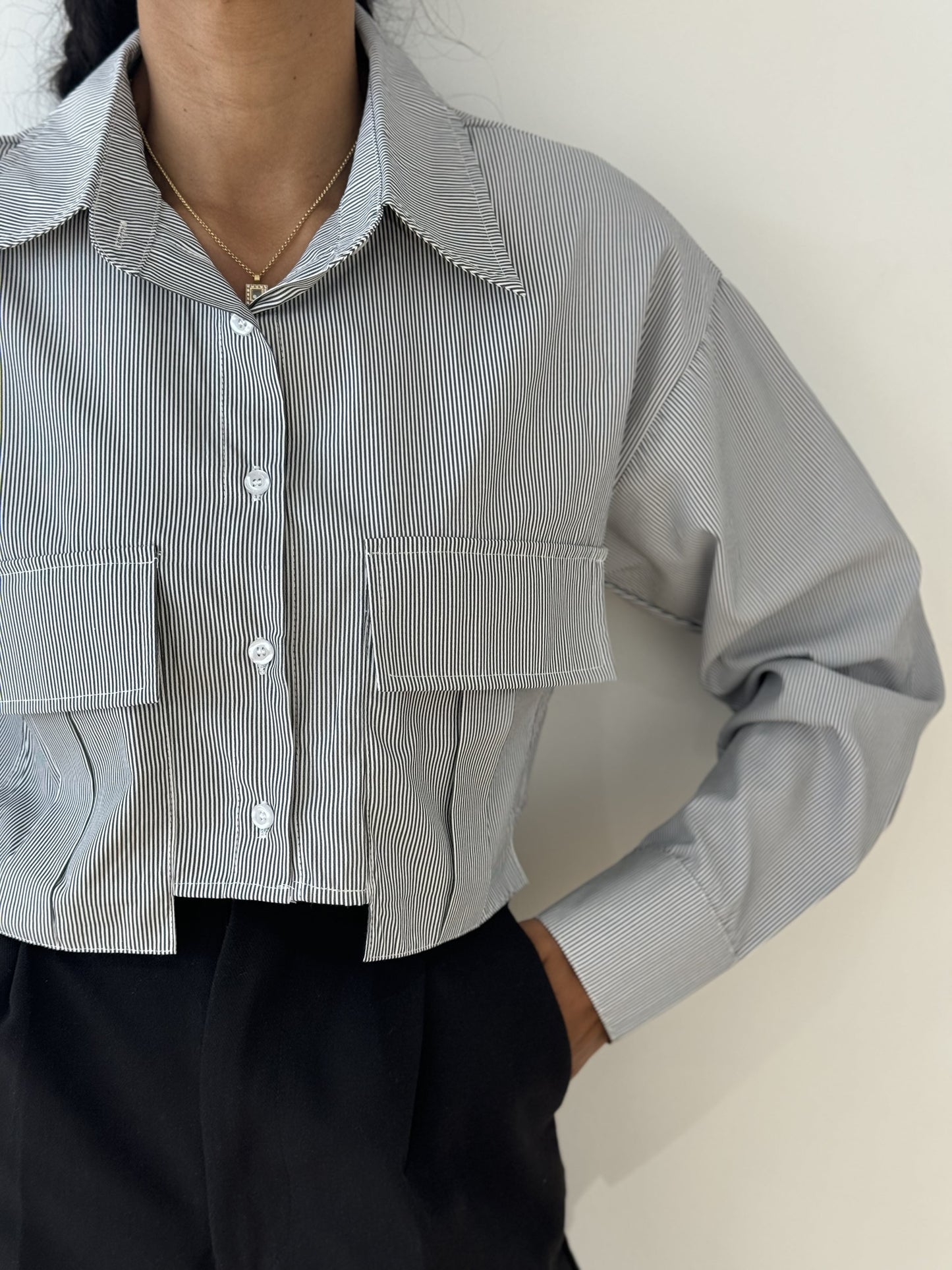 Chemise femme rayée noir , vue de face.