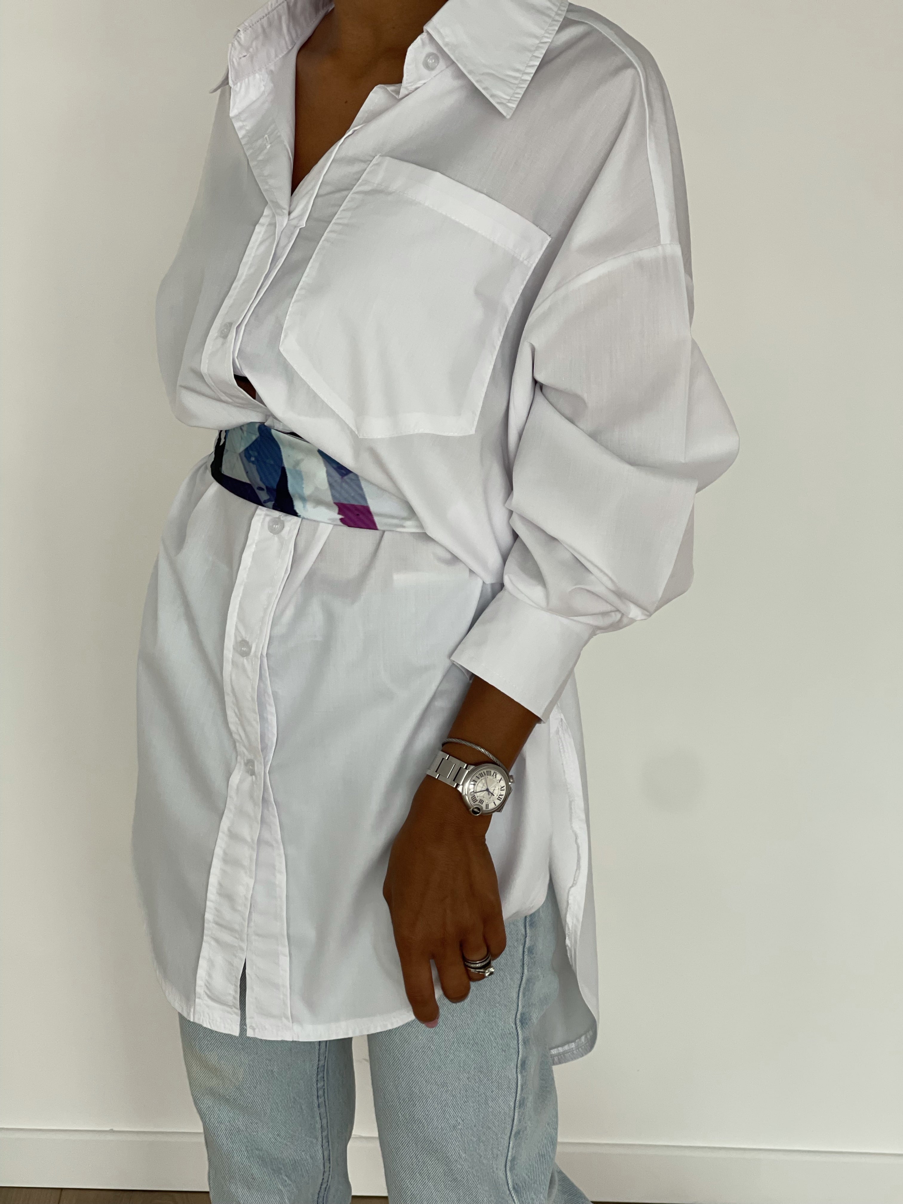 Chemise blanc oversize pour femme avec un look dynamique