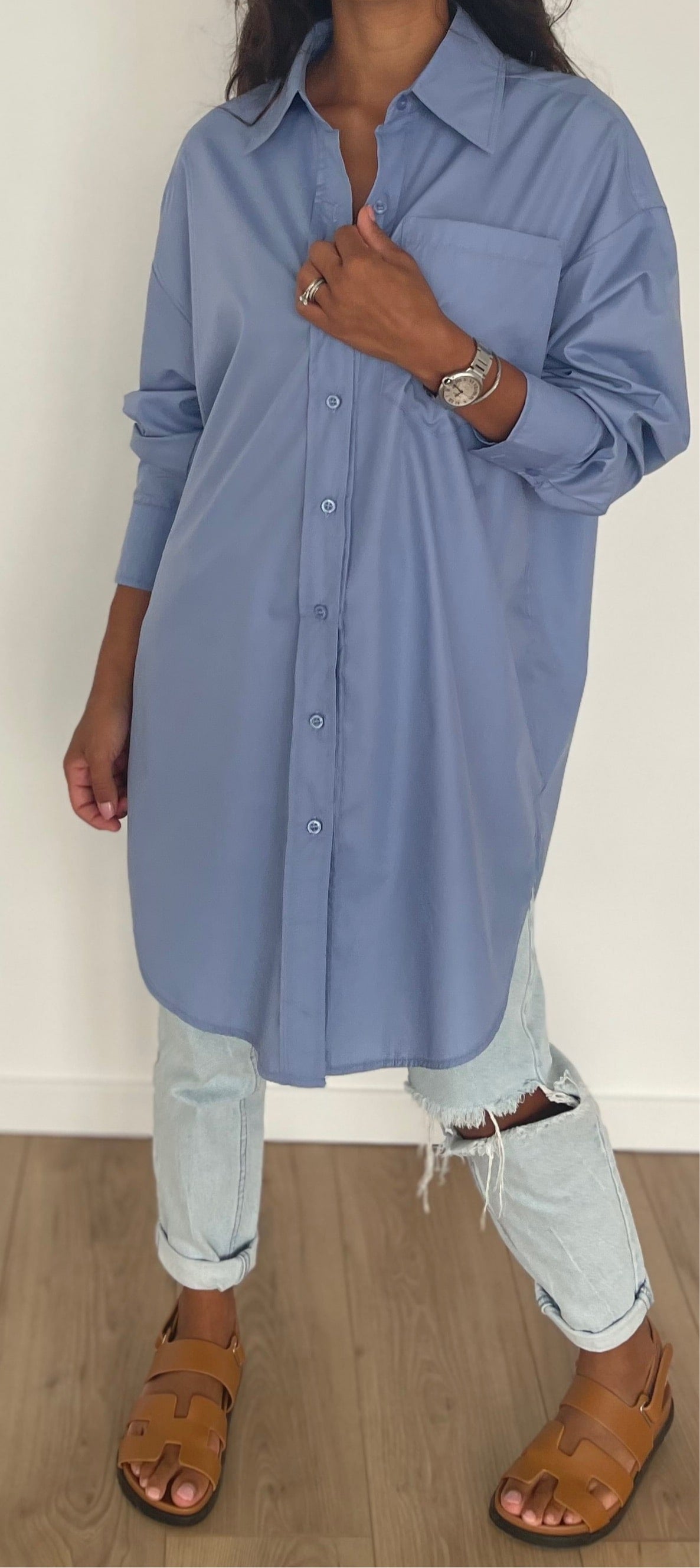 Chemise femme oversize en coton bleu clair avec boutons