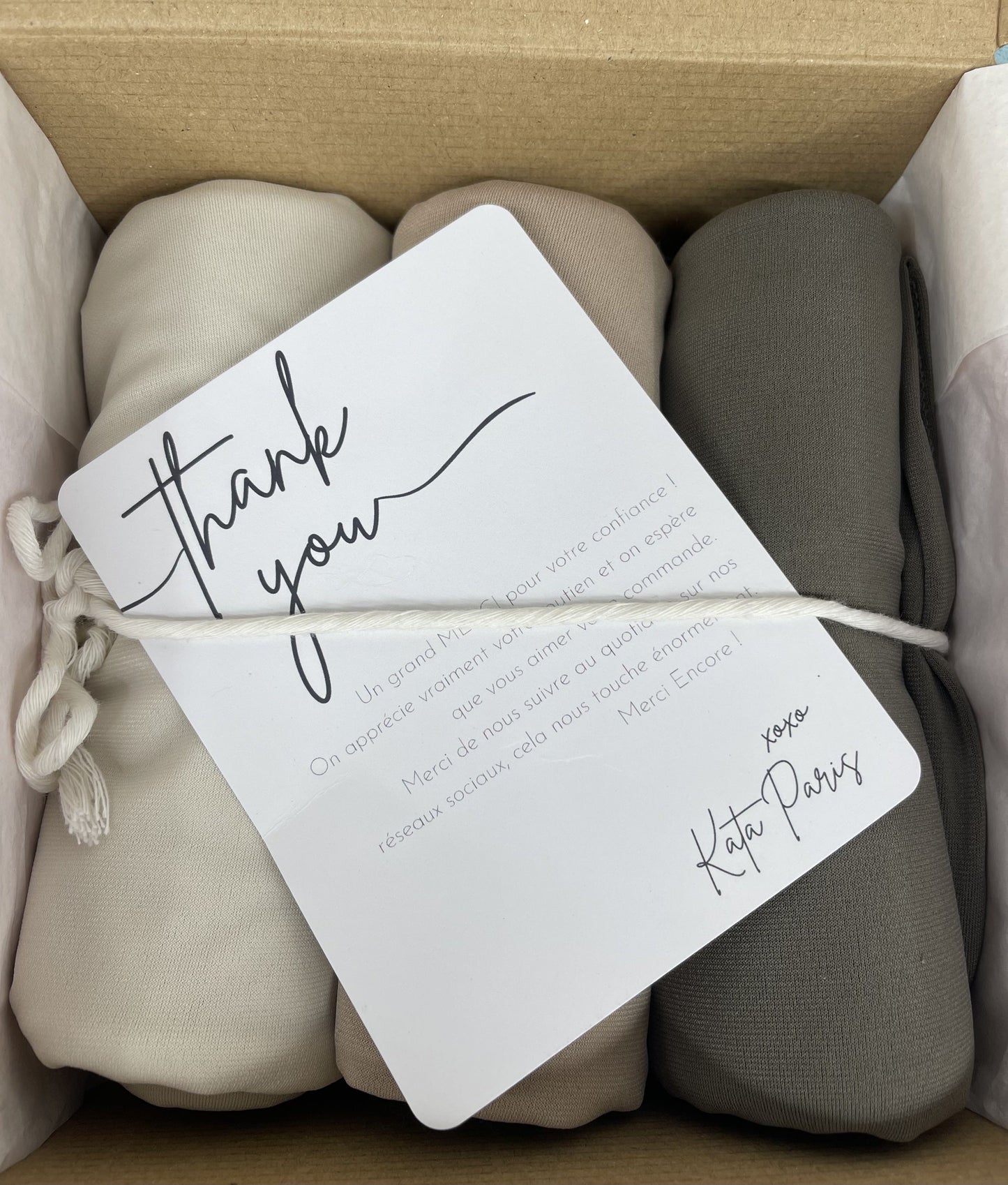 Coffret de hijabs avec carte de remerciement de Kata Paris