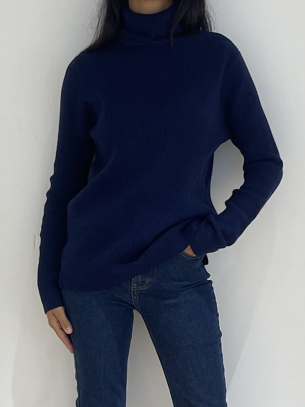 Col roulé en laine bleu foncé, un classique pour toute garde-robe