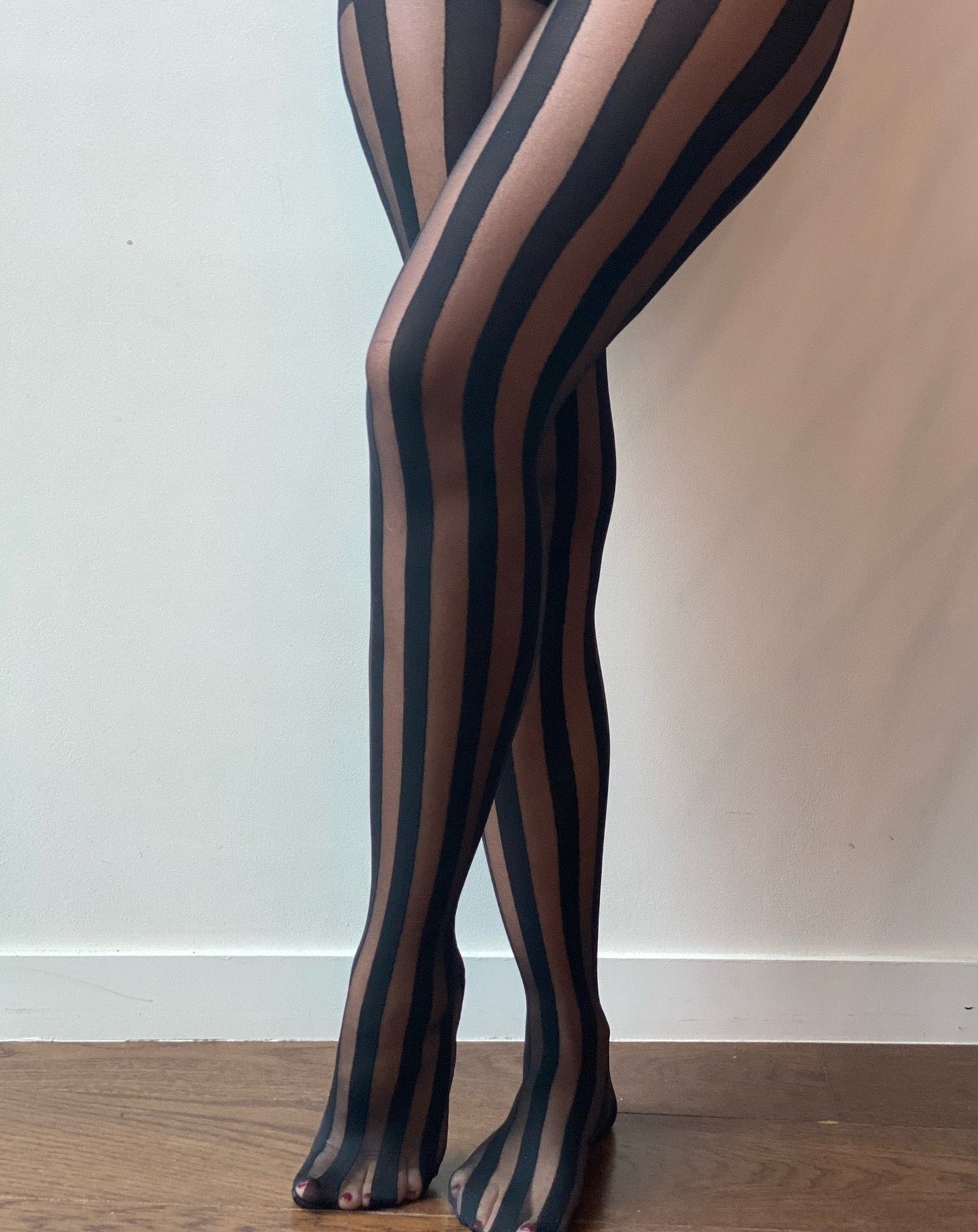 Collants avec rayures verticales grises pour un effet allongé