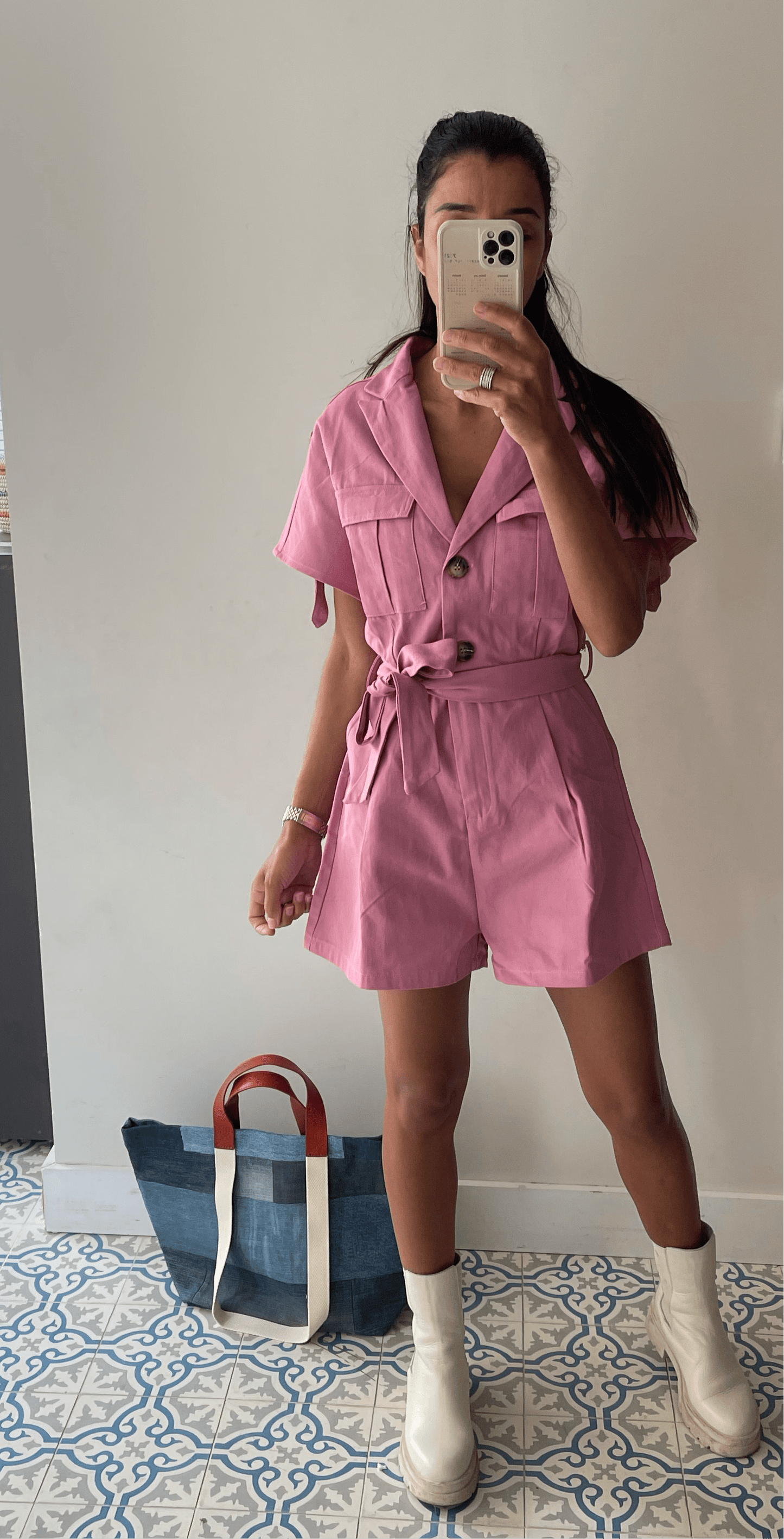 Allure tendance avec combishort rose et bottes blanches pour sortie en ville