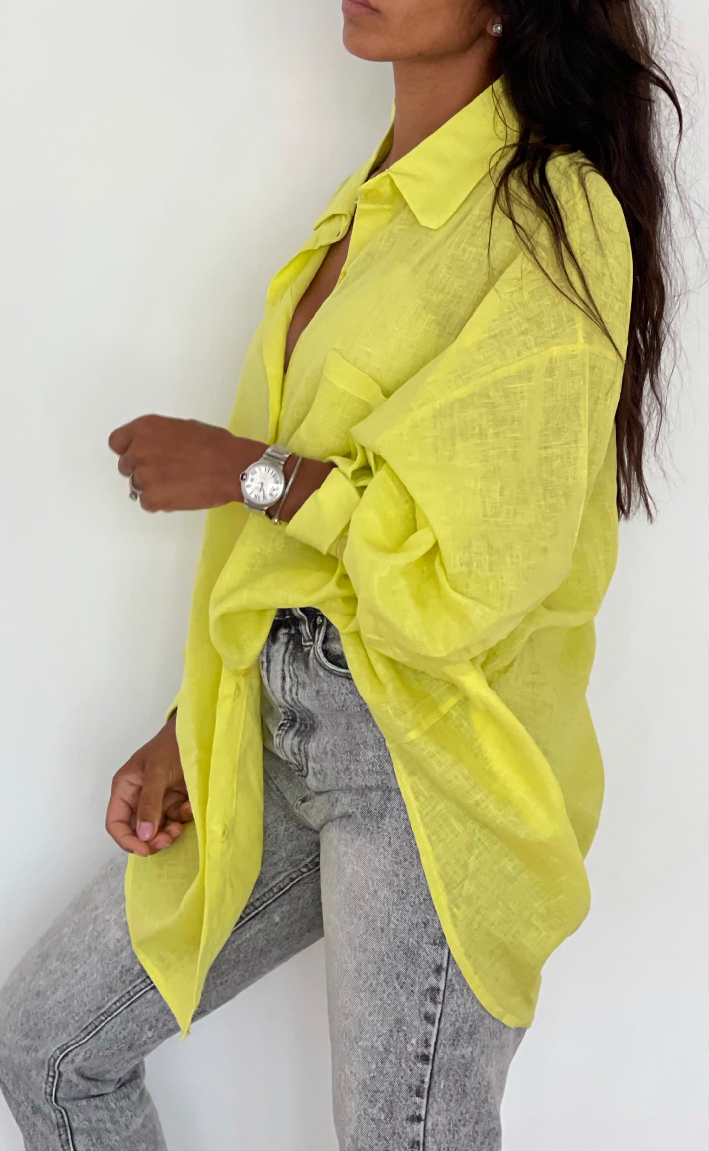 Détail de la texture de la chemise en lin jaune oversize