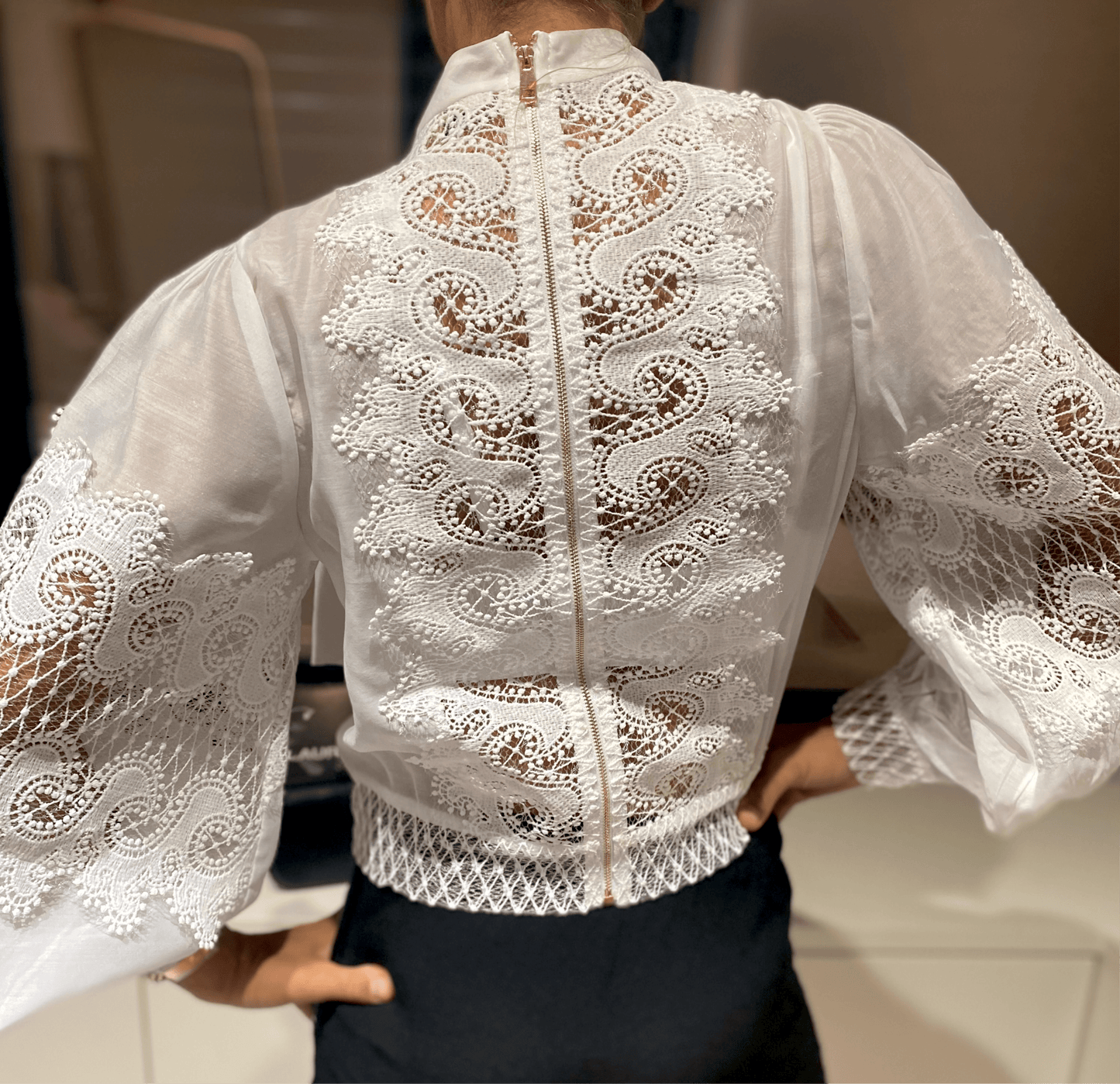 Dos de blouse en dentelle blanche