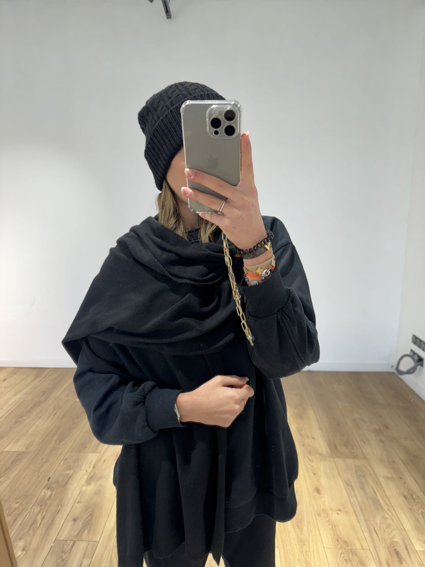 Modele avec bonnet en cachemire noir pour style hivernal