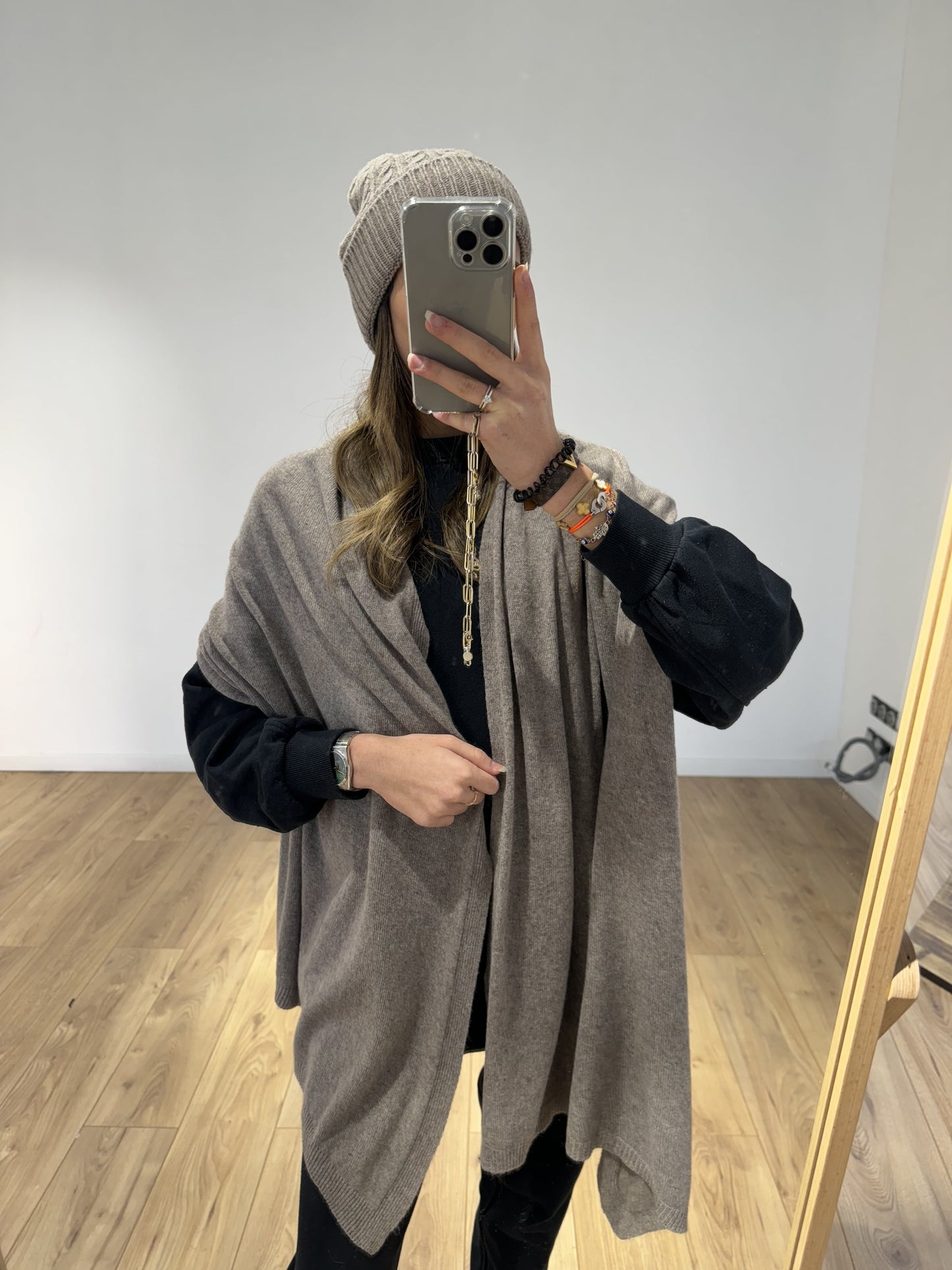 Modele affichant ensemble bonnet écharpe en cachemire couleur taupe