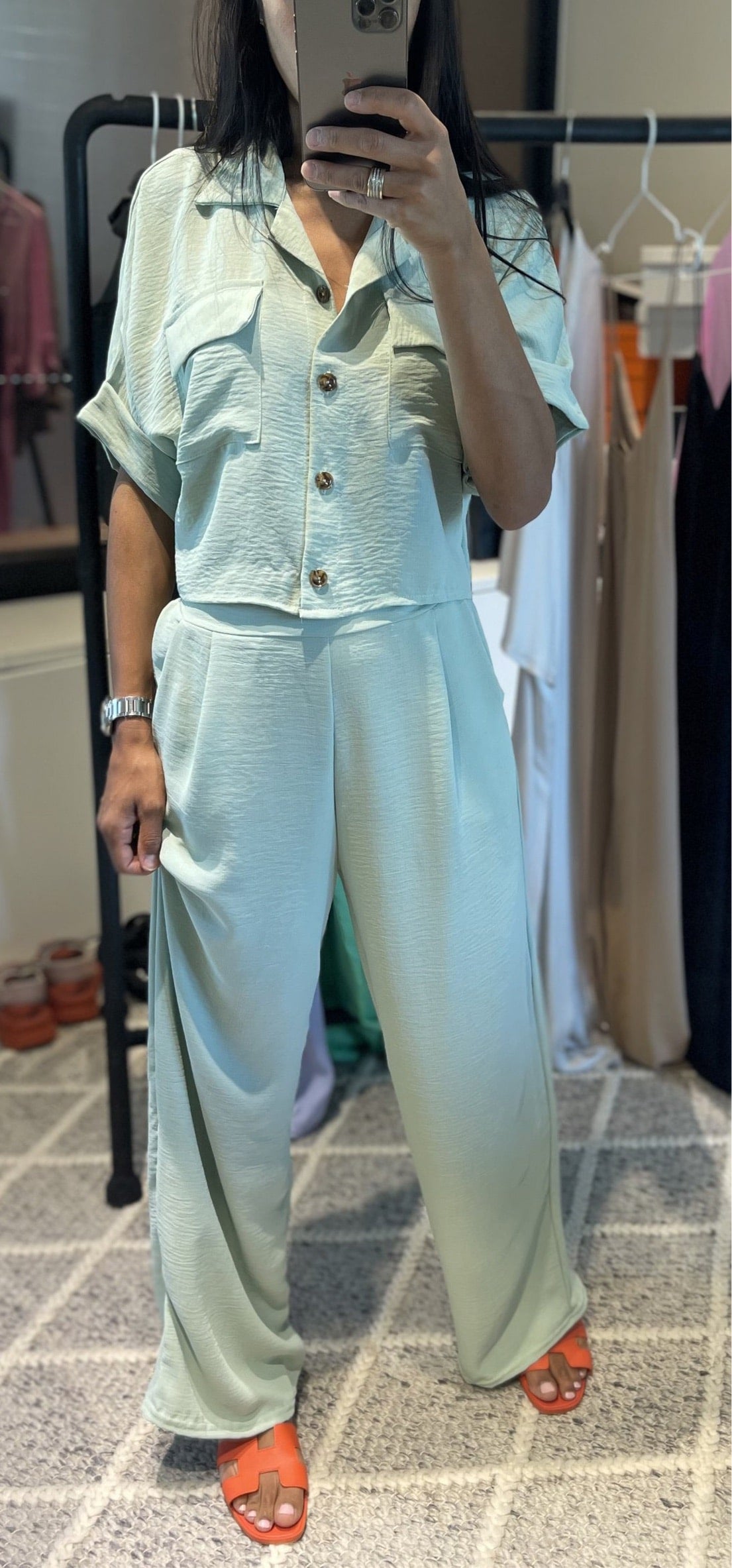 Chemise à manches courtes couleur menthe pour femme, look frais.