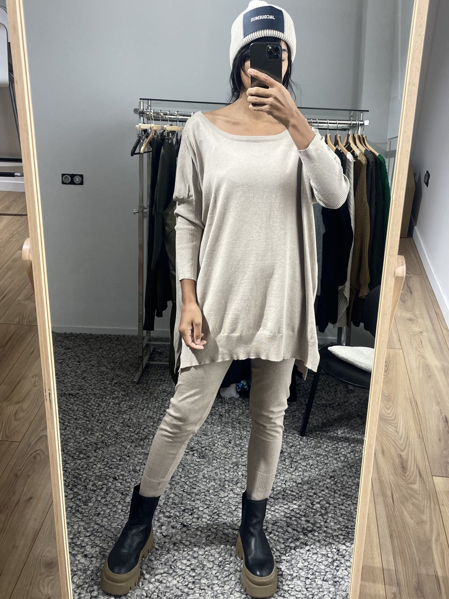Tenue cosy femme avec col rond en taupe, élégance décontractée