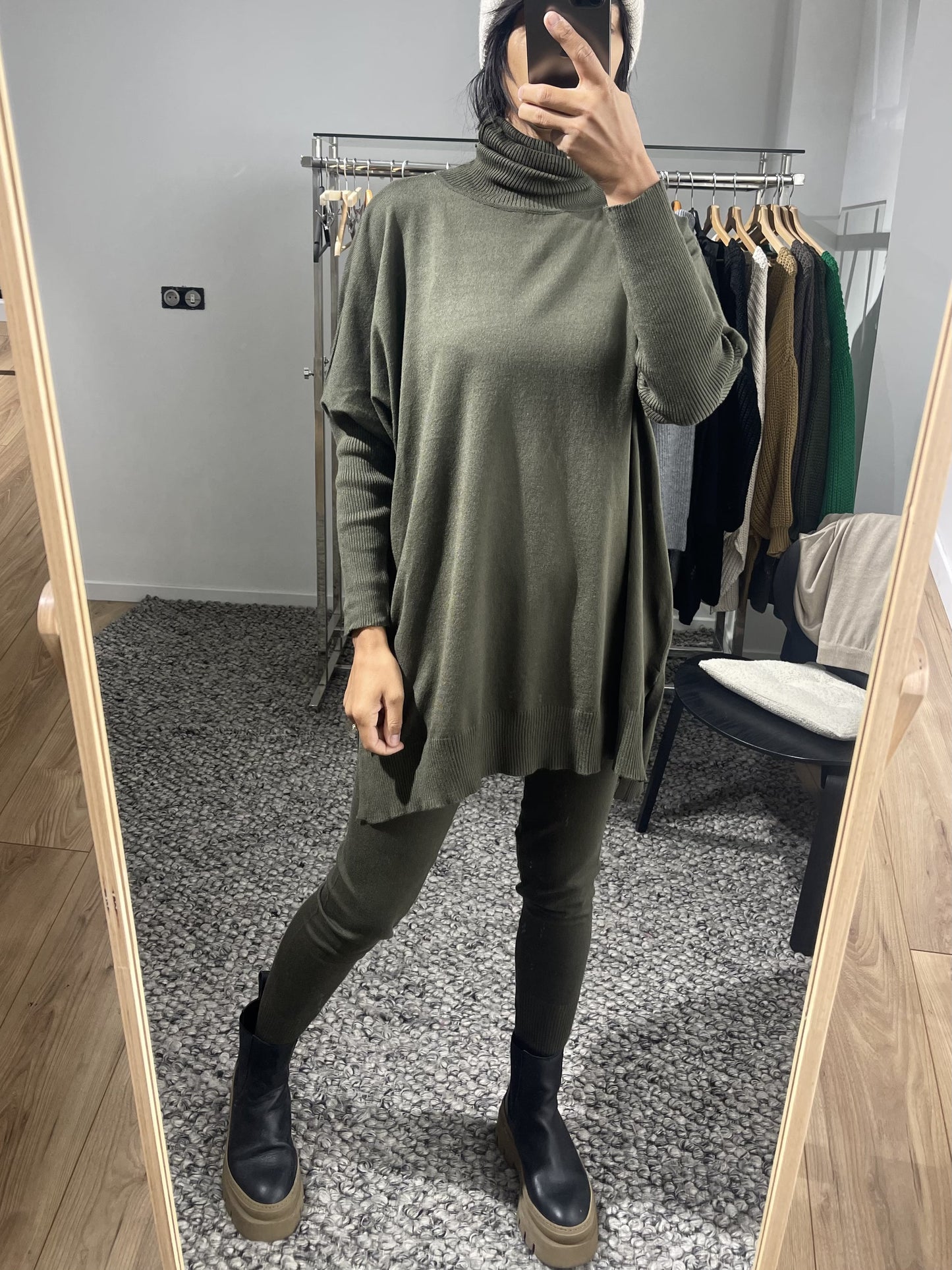 Ensemble kaki col roulé pour femme, alliant style et détente