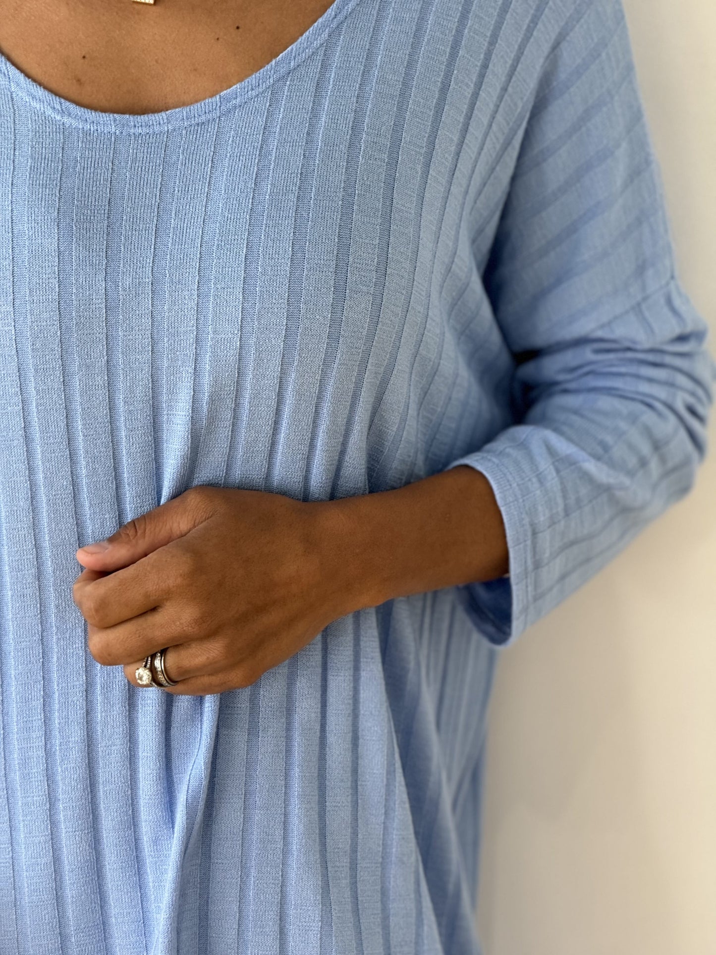 Détail de la manche de l'ensemble côtelé léger pour femme en baby bleu.