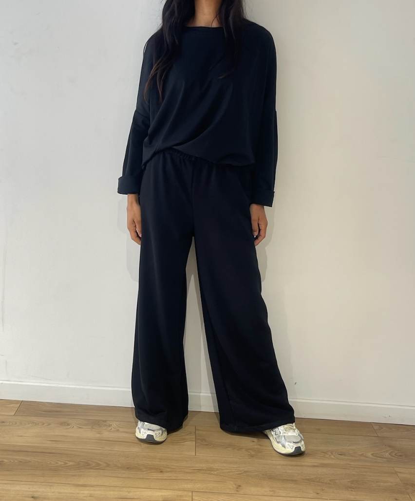 Femme élégante en ensemble coton noir, vue de face