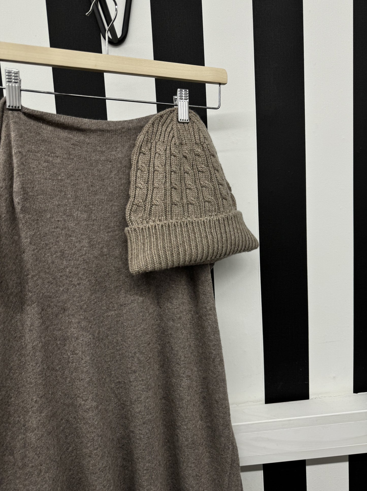 Écharpe en cachemire taupe avec bonnet assorti