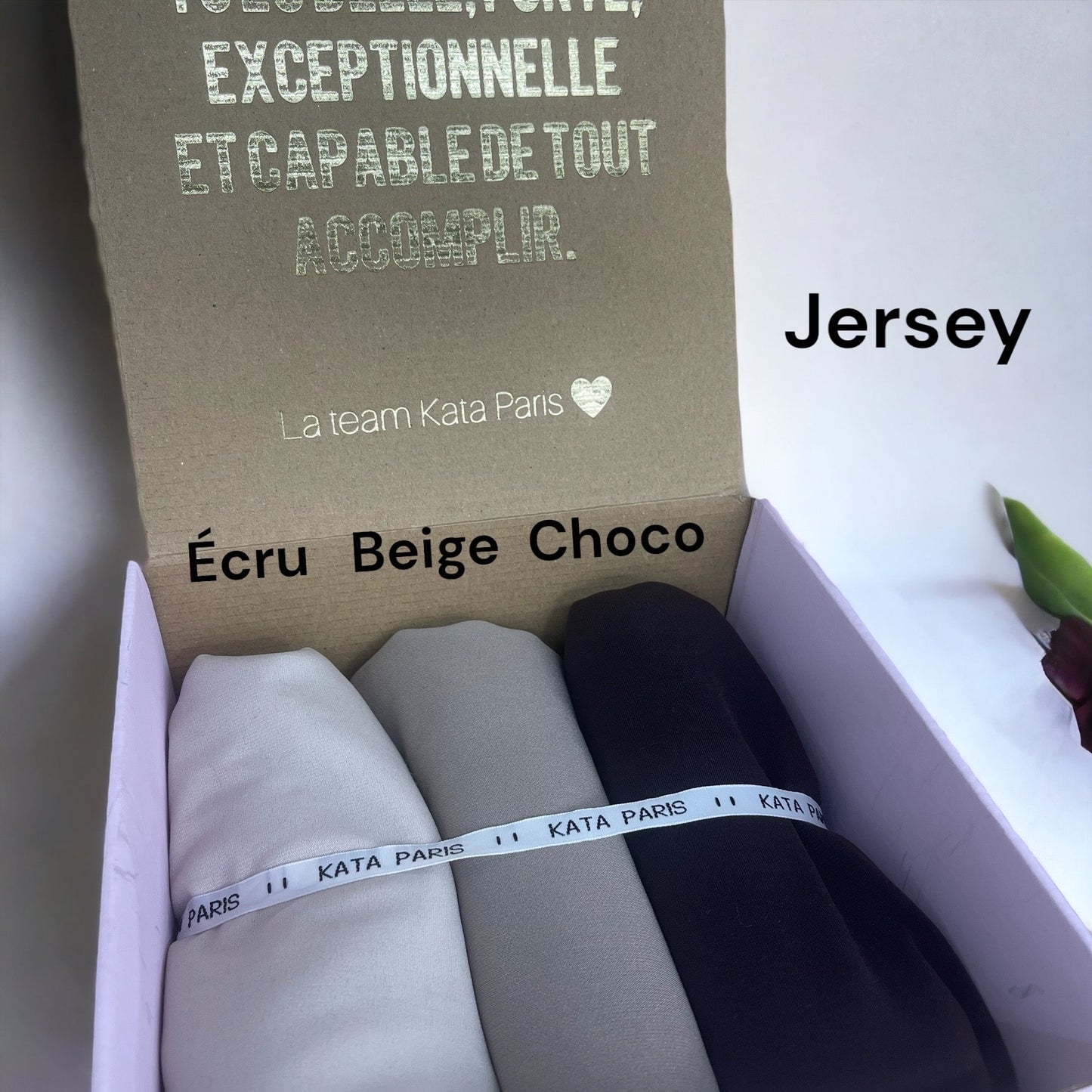Hijabs en jersey de couleurs neutres écrue, beige, choco dans un emballage élégant