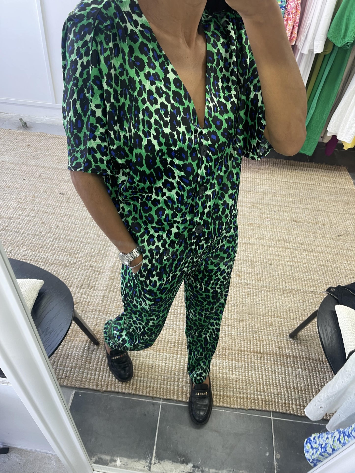 Tenue dynamique léopard vert pour un look audacieux