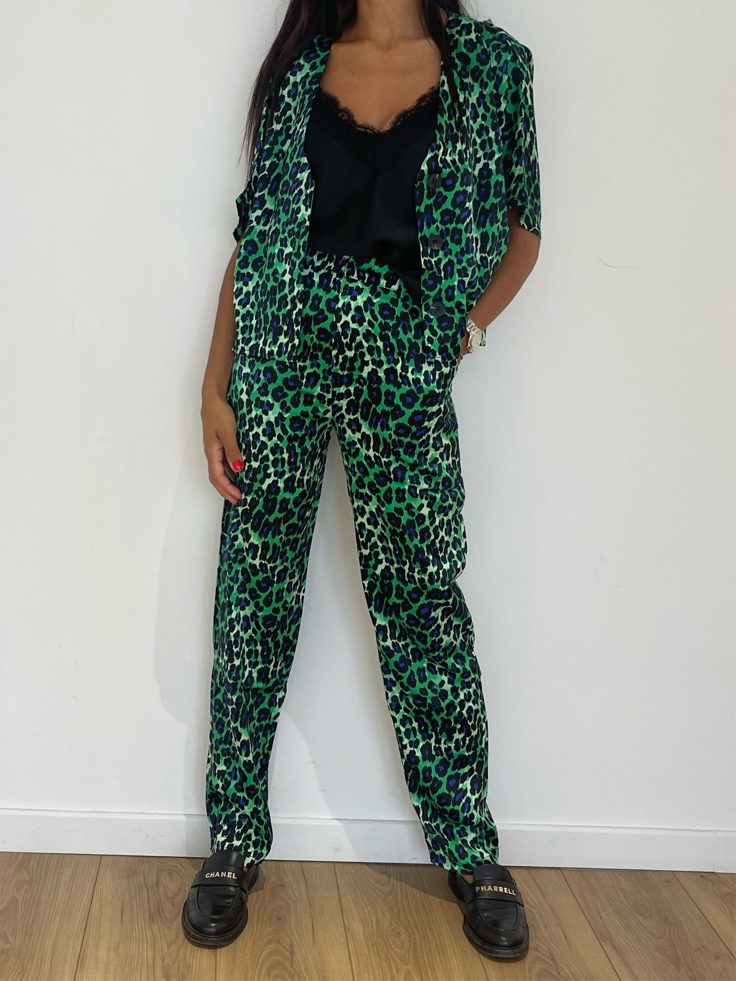 Ensemble chic urbain avec imprimé léopard vert