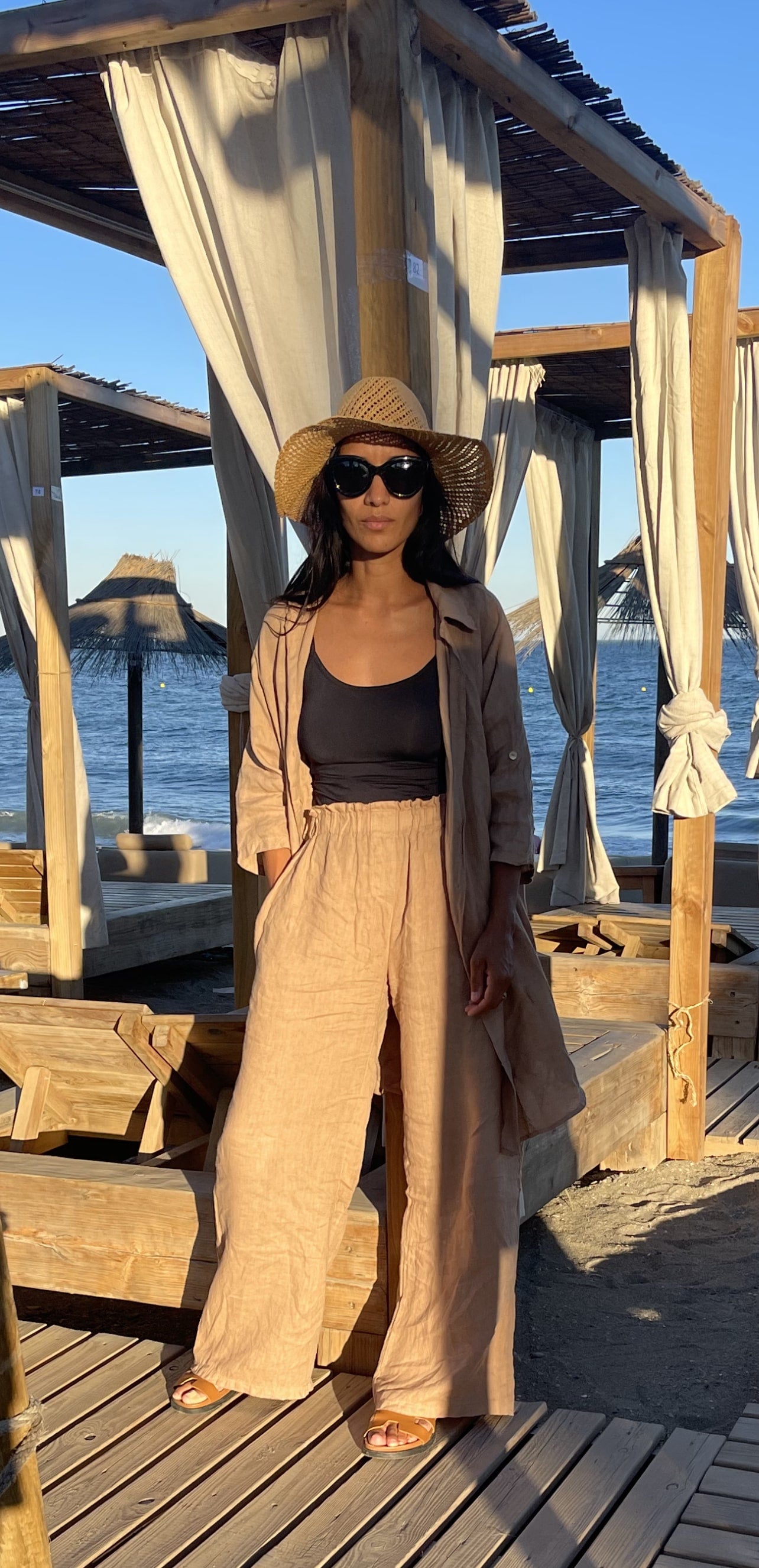 Ensemble de lin couleur taupe pour la plage