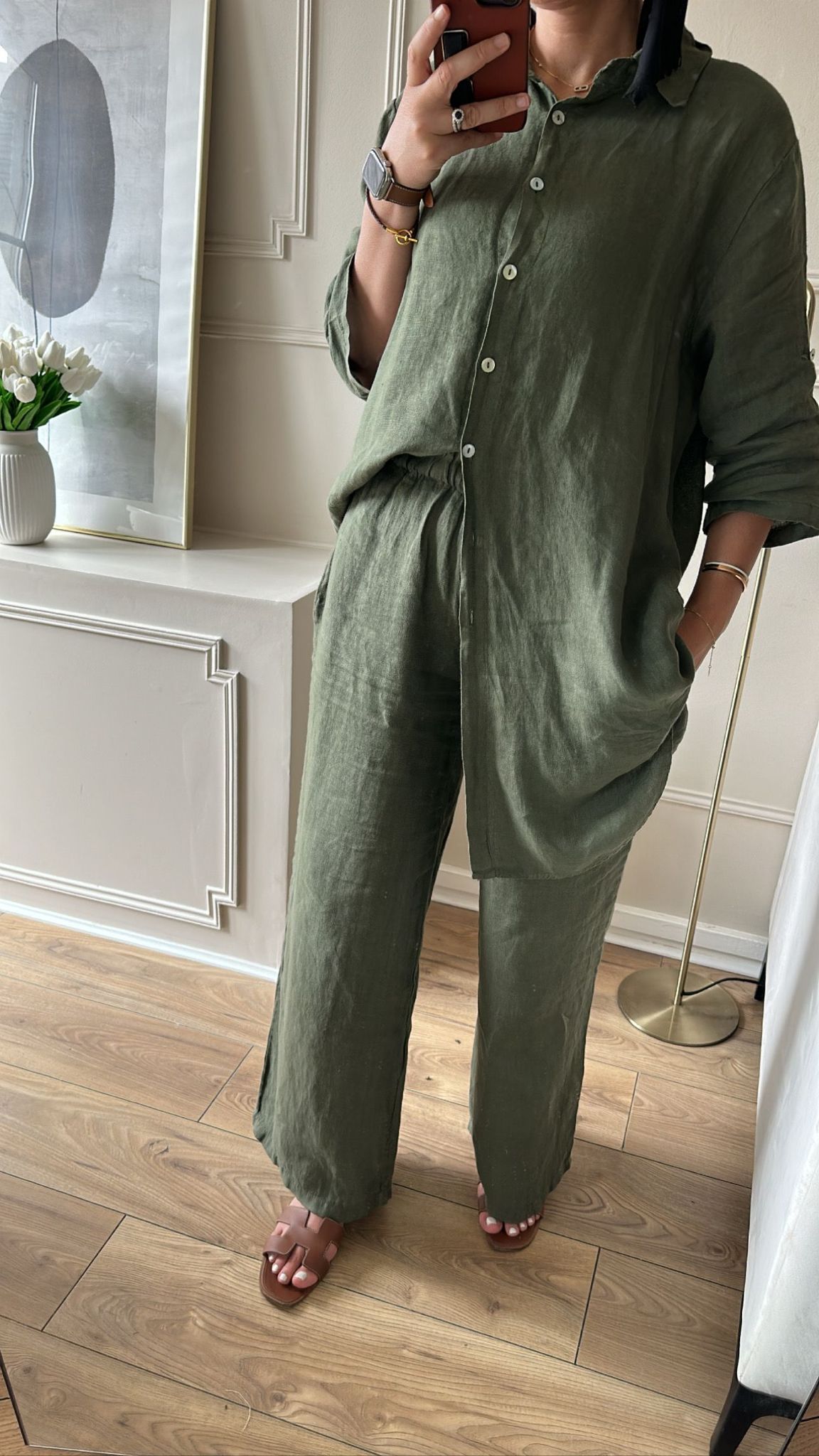 Tenue en lin kaki devant le miroir