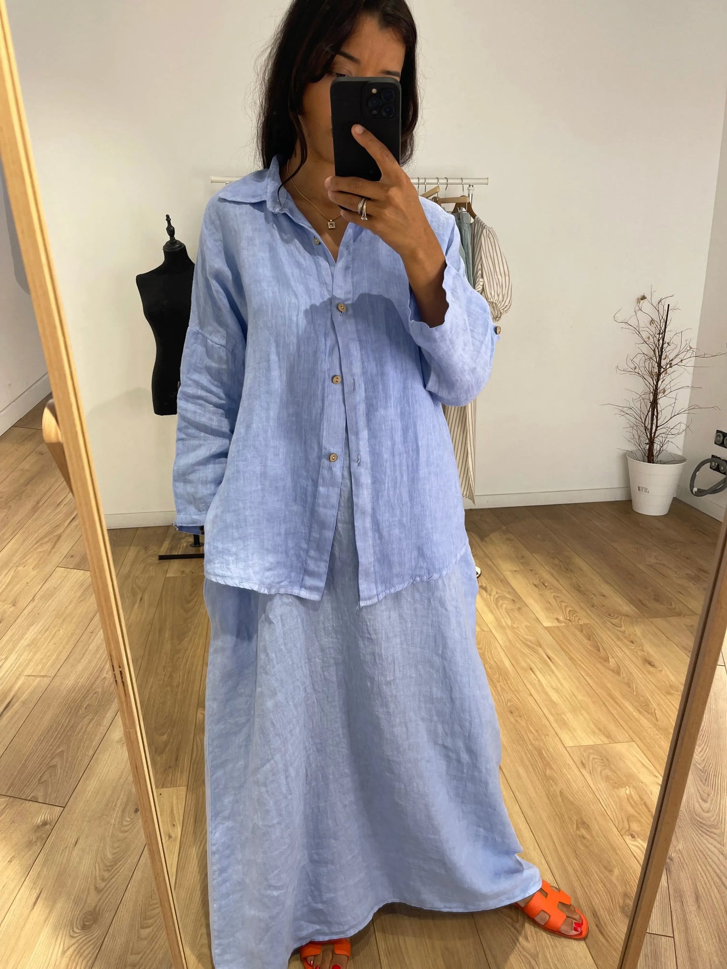 Femme portant un ensemble robe et chemise en lin bleu, vue de face