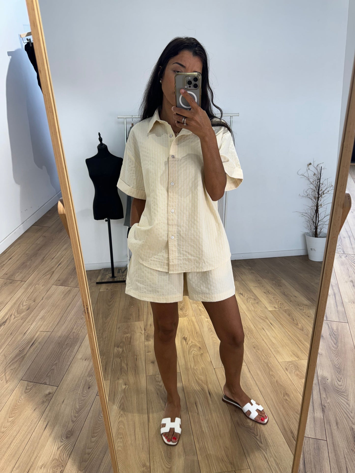 Femme en ensemble beige à rayures avec short et chemise, vue de face.