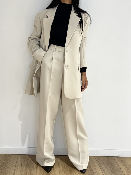 Élégance décontractée en tailleur pantalon écrue pour femme
