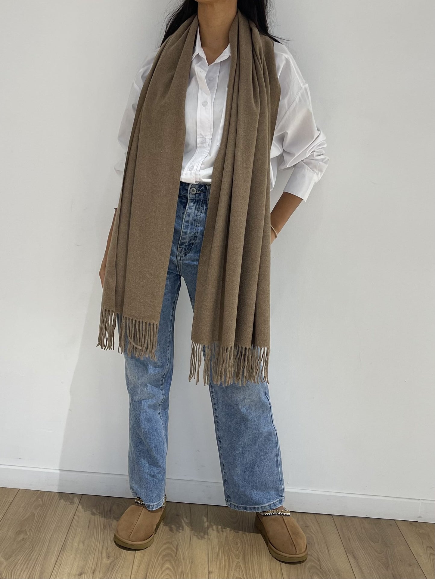 Étole femme élargie en marron avec franges, stylée comme un poncho moderne, parfaite pour superposer par-dessus une tenue classique.