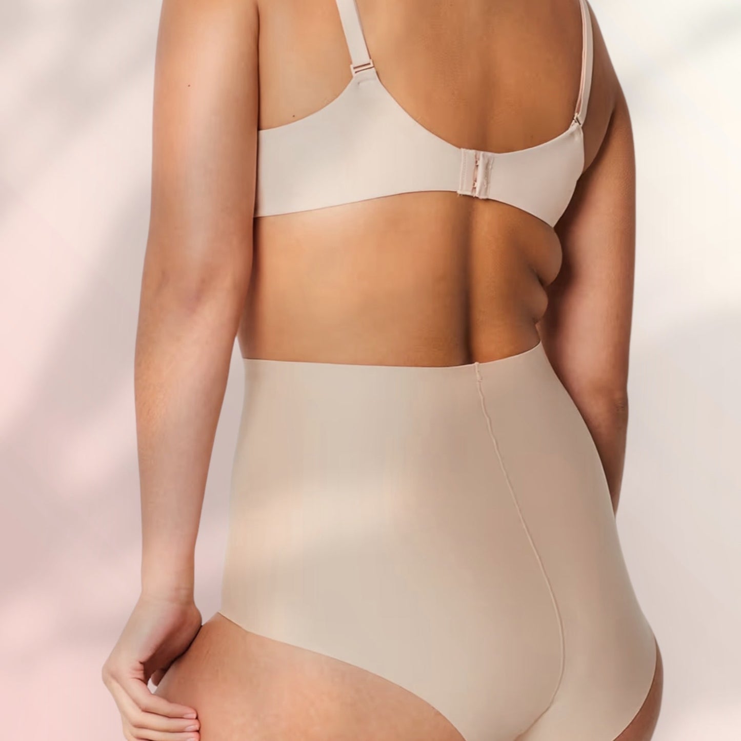 Gaine culotte taille haute vue de dos, couleur beige clair