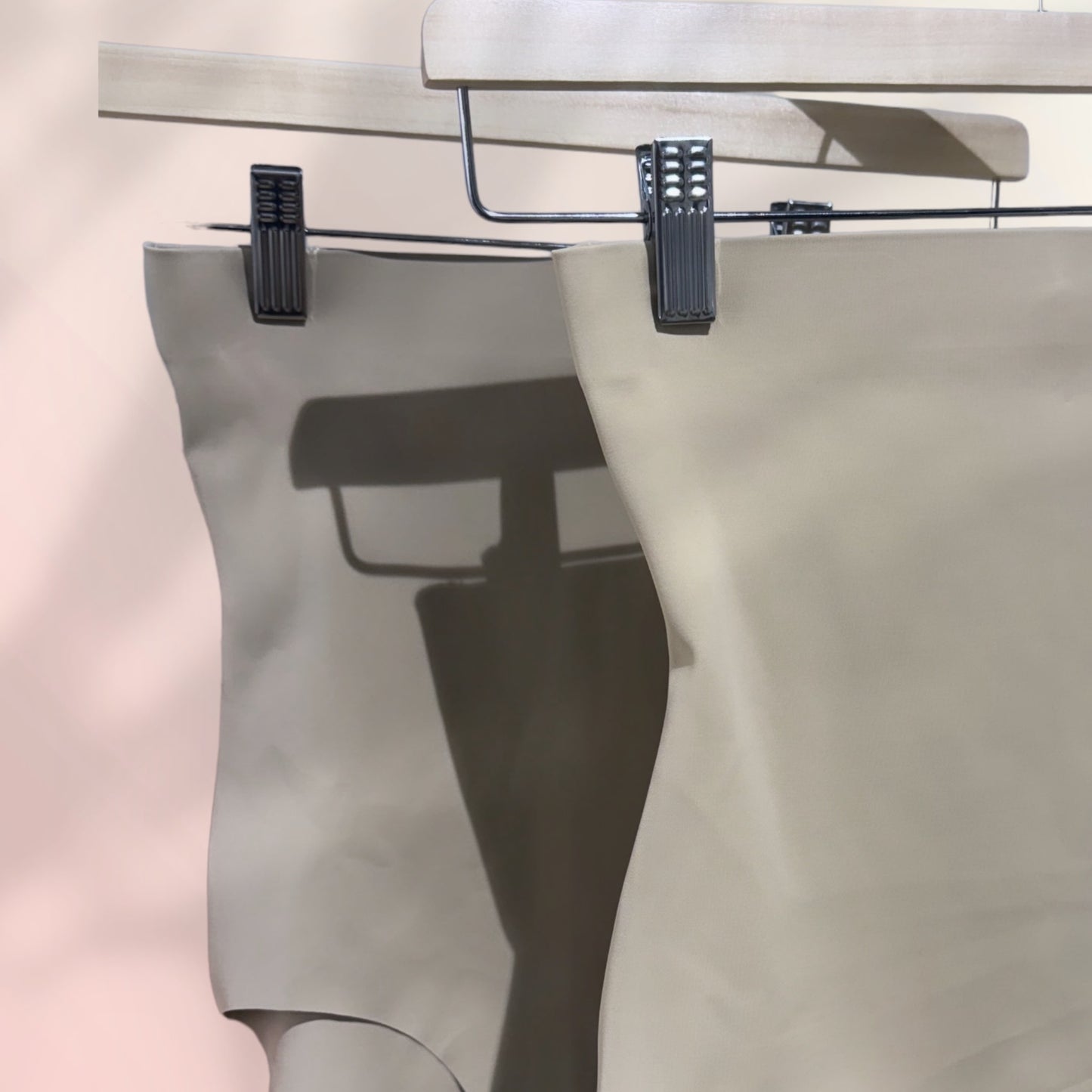 Gaine culotte taille haute suspendue dans une penderie.