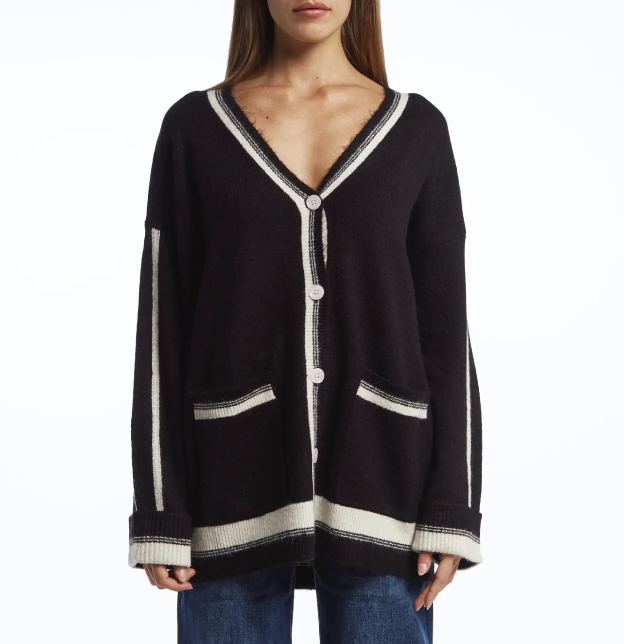 Gilet noir en laine fine avec rayures blanches élégantes, boutons avant et poches plaquées pour un style chic.